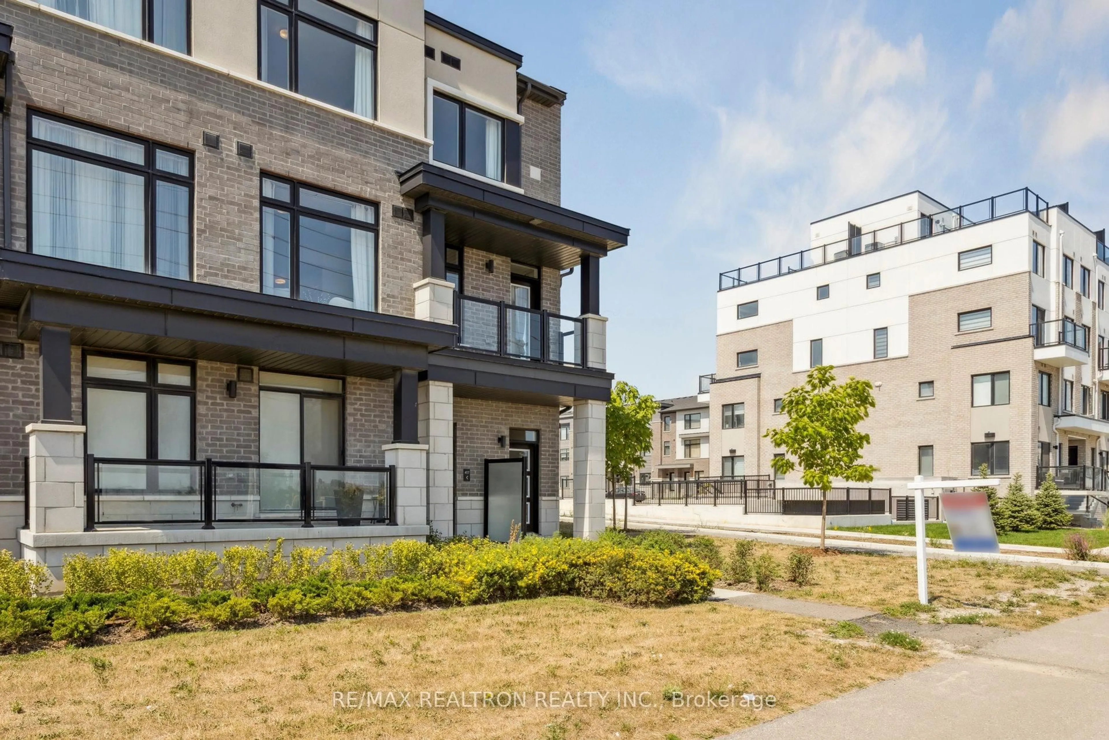 Unknown for 2550 Castlegate Crossing #418, Pickering Ontario L1X 0H6