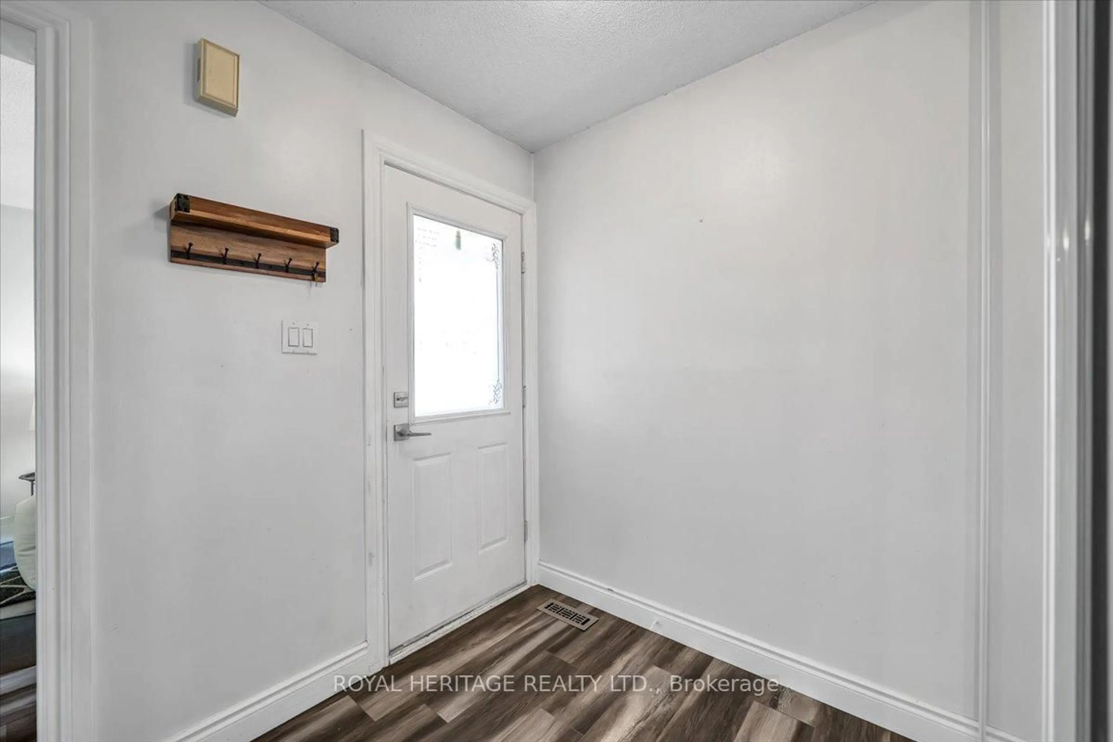 Indoor entryway for 47 Yorkville Dr, Clarington Ontario L1E 2A7