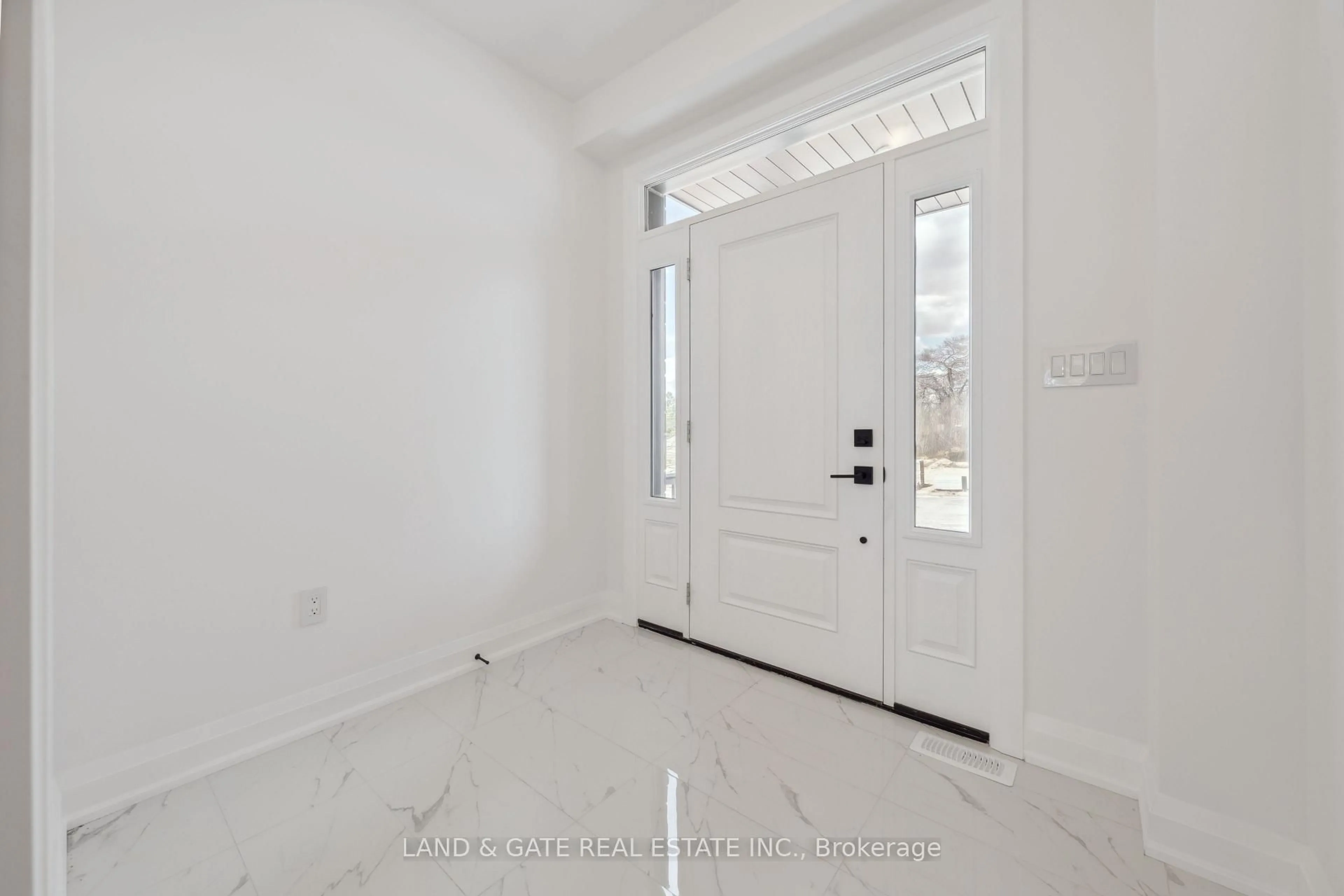 Indoor entryway for 985 Queensdale Ave, Oshawa Ontario L1H 1H4