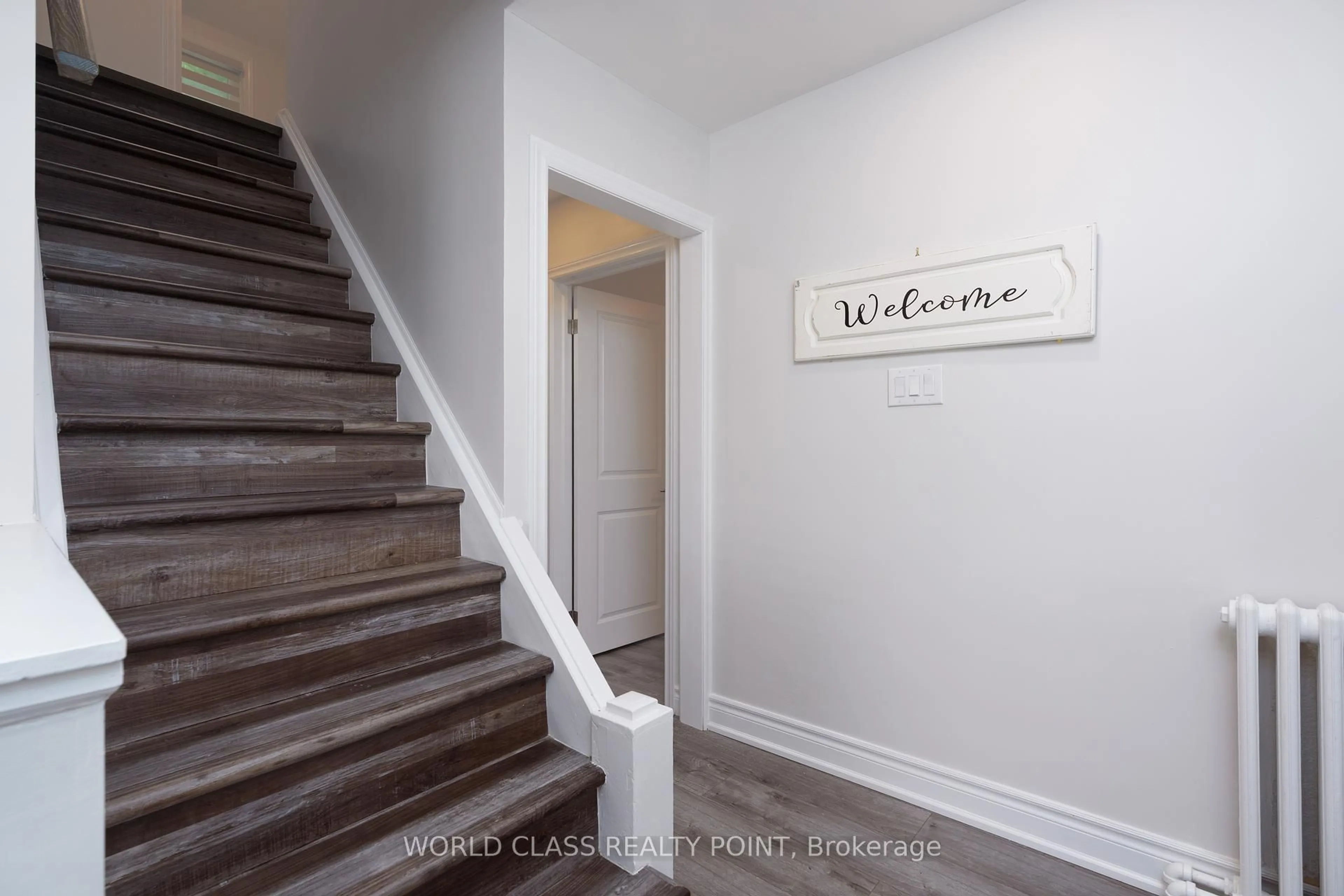Indoor entryway for 152 Ferris Rd, Toronto Ontario M4B 1G9