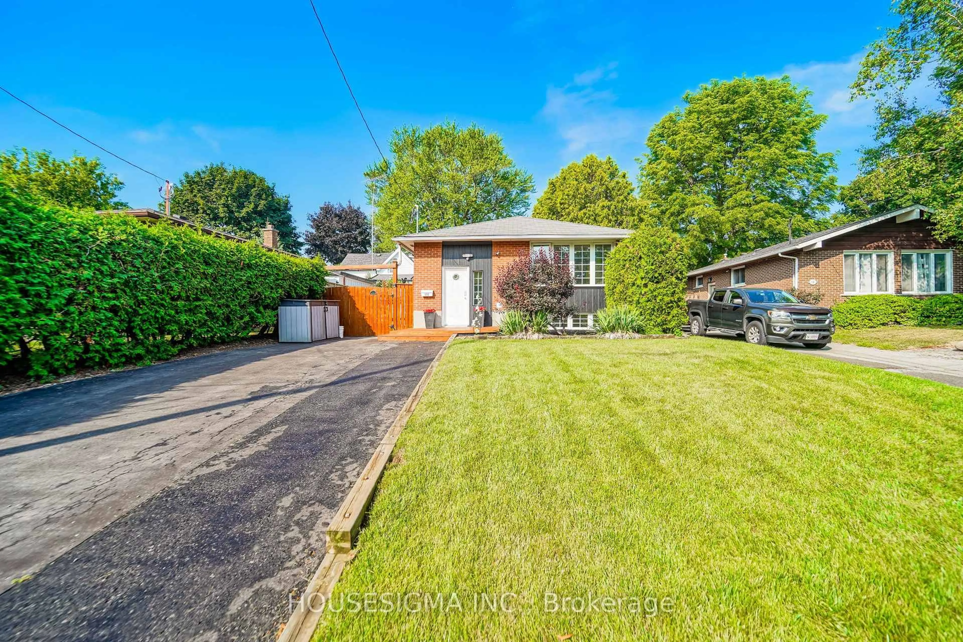 A pic from outside/outdoor area/front of a property/back of a property/a pic from drone, street for 512 Oshawa Blvd, Oshawa Ontario L1G 5T7
