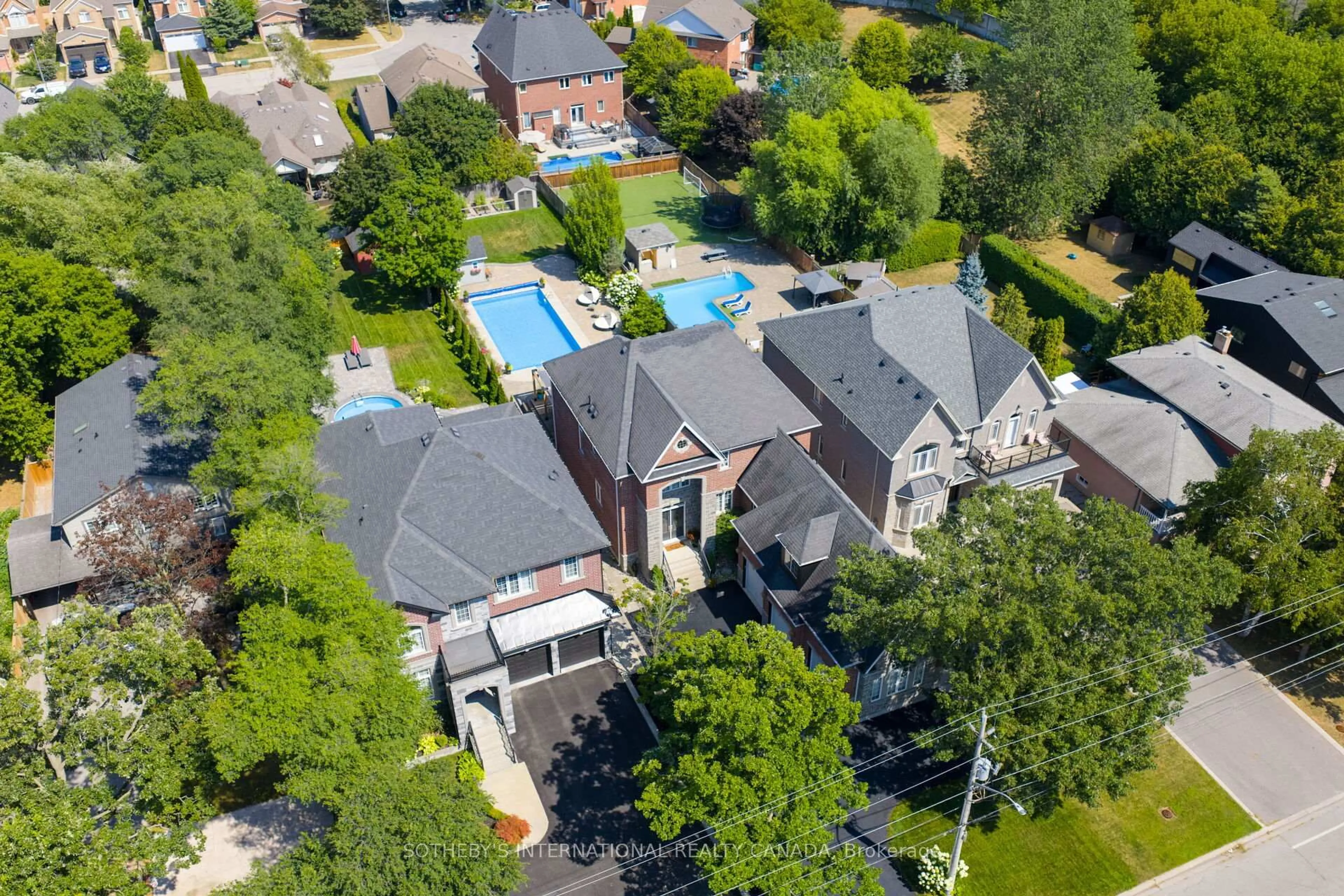 A pic from outside/outdoor area/front of a property/back of a property/a pic from drone, street for 1761 Woodview Ave, Pickering Ontario L1V 1L3