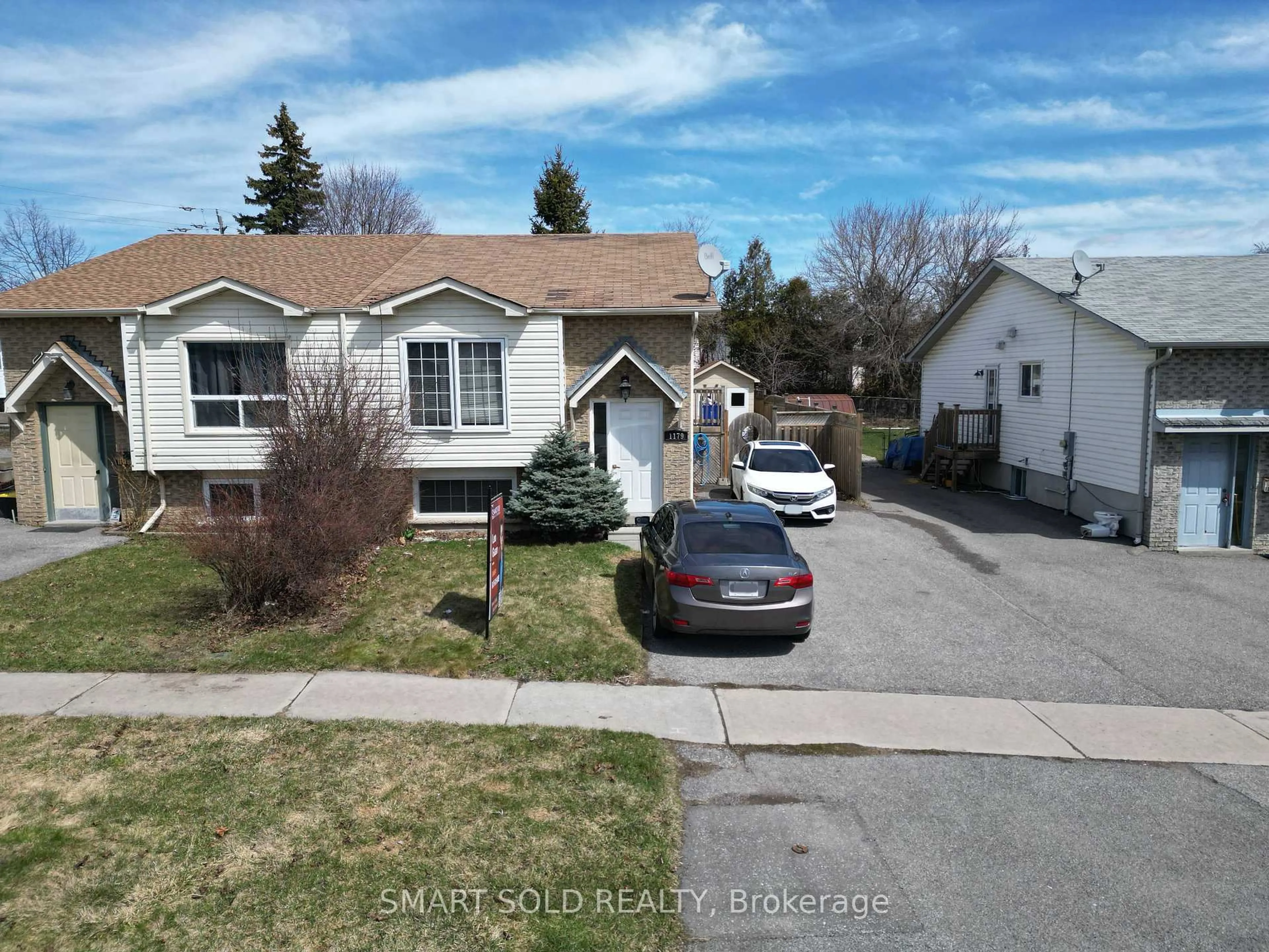 A pic from outside/outdoor area/front of a property/back of a property/a pic from drone, street for 1179 Simcoe St, Oshawa Ontario L1H 4M1