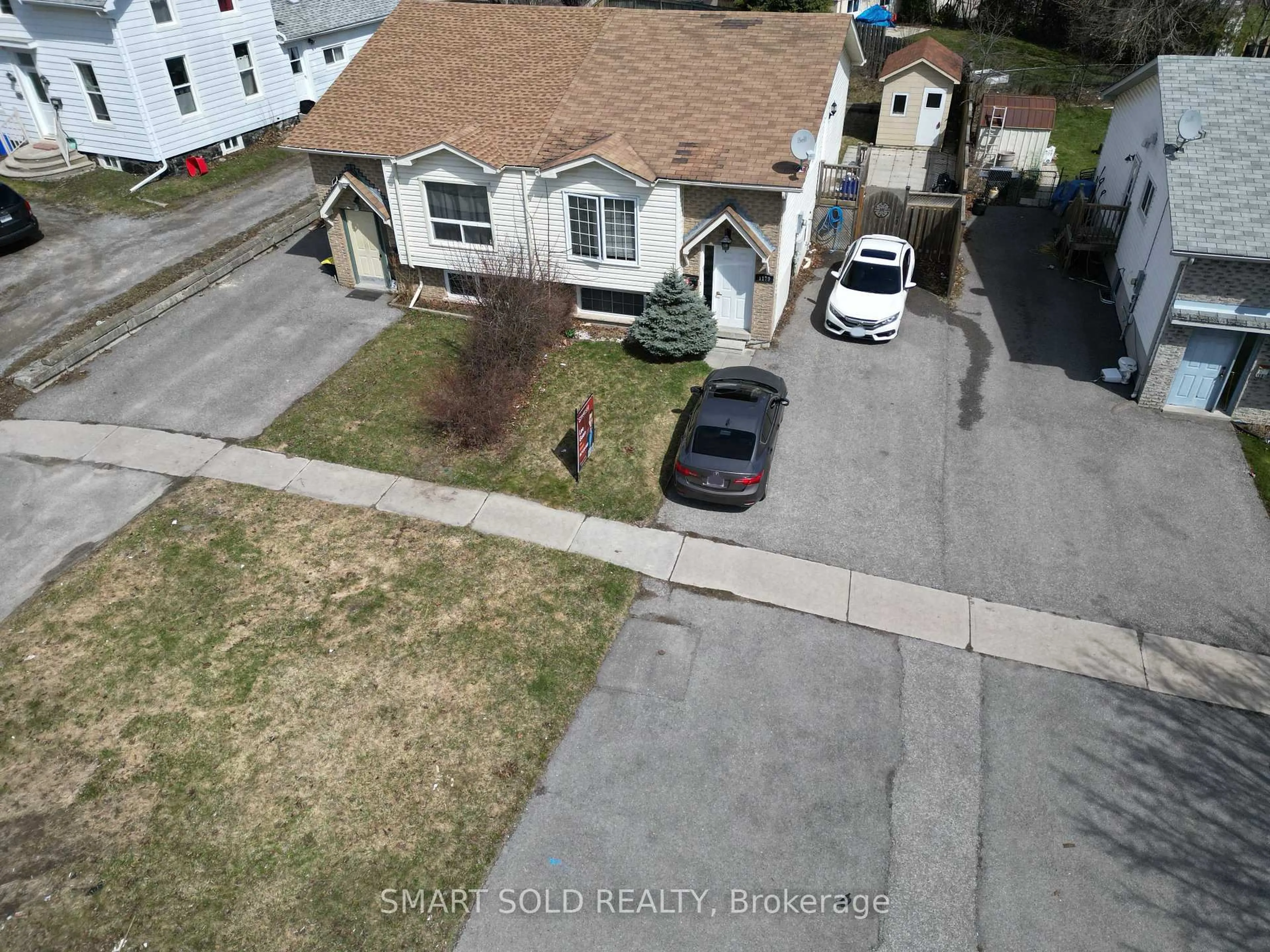 A pic from outside/outdoor area/front of a property/back of a property/a pic from drone, street for 1179 Simcoe St, Oshawa Ontario L1H 4M1