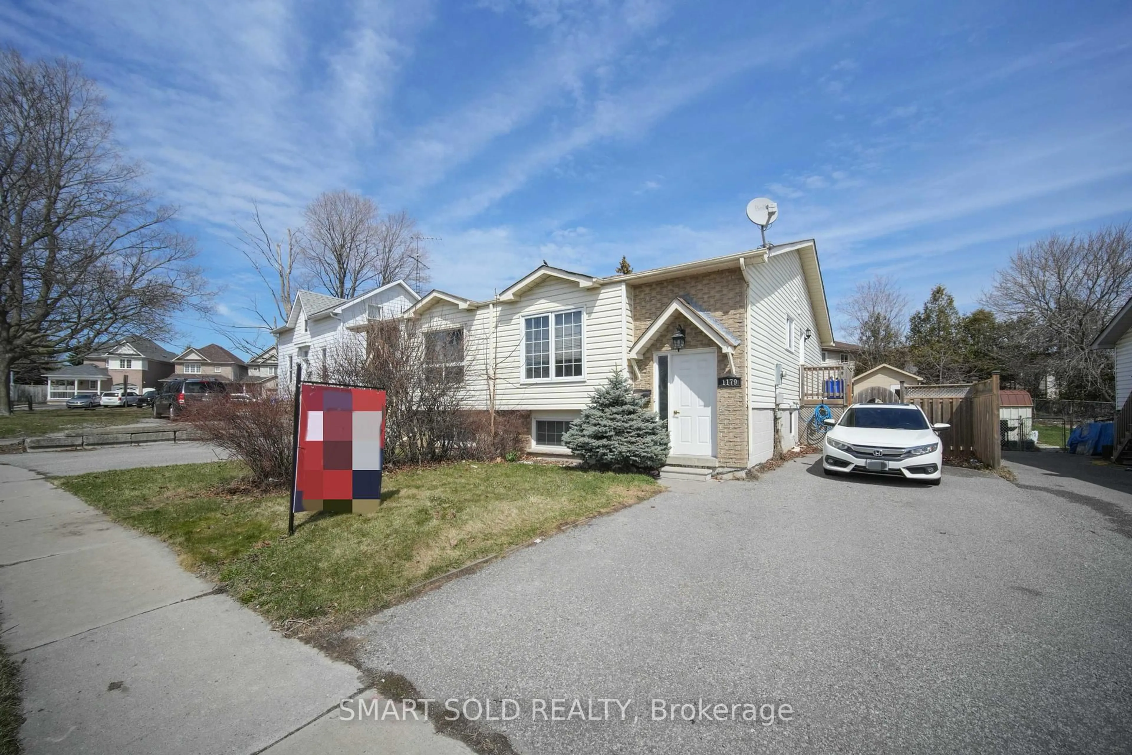 A pic from outside/outdoor area/front of a property/back of a property/a pic from drone, street for 1179 Simcoe St, Oshawa Ontario L1H 4M1