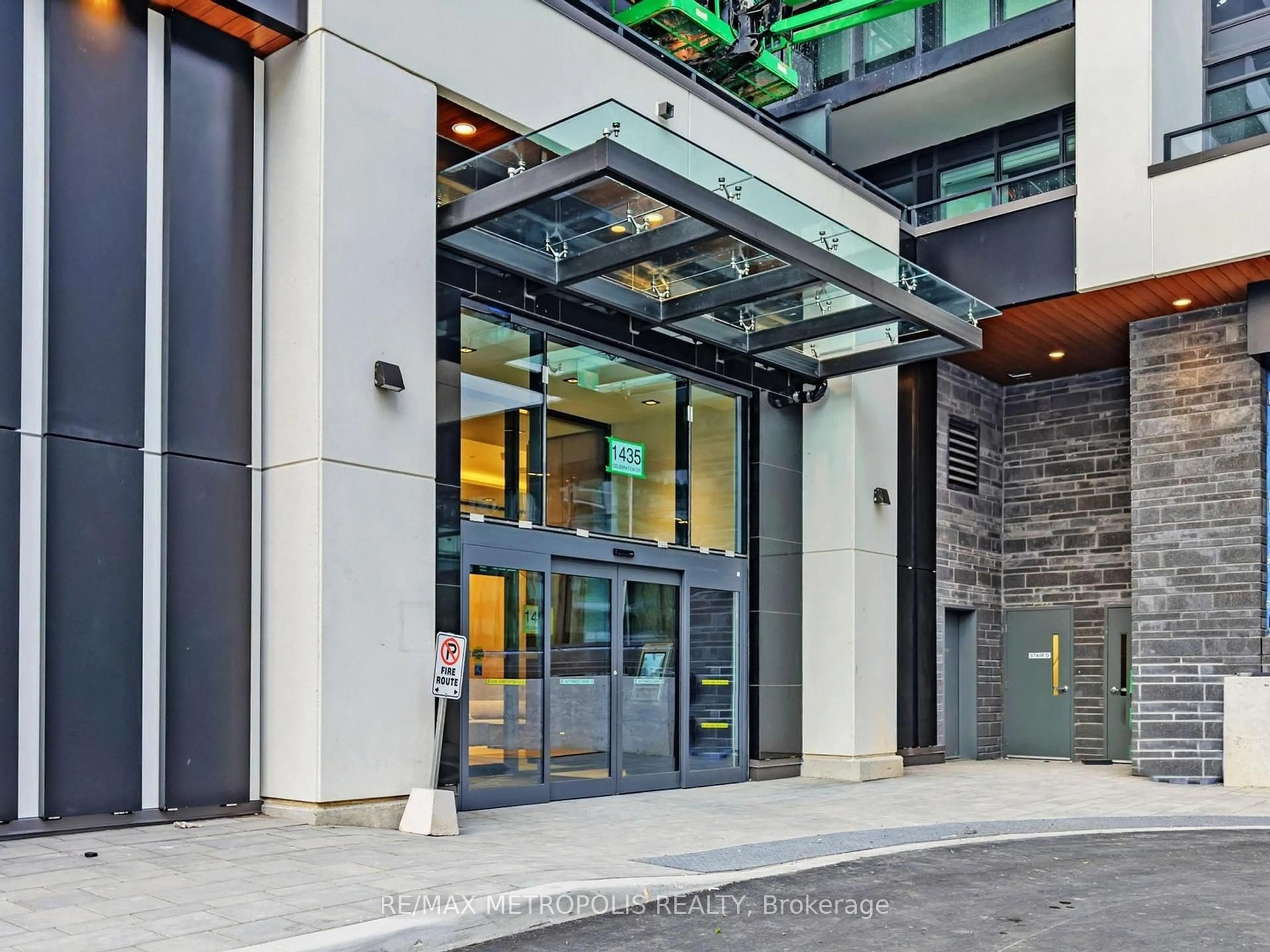 Indoor foyer for 1435 Celebration Dr #708, Pickering Ontario L1W 0C4