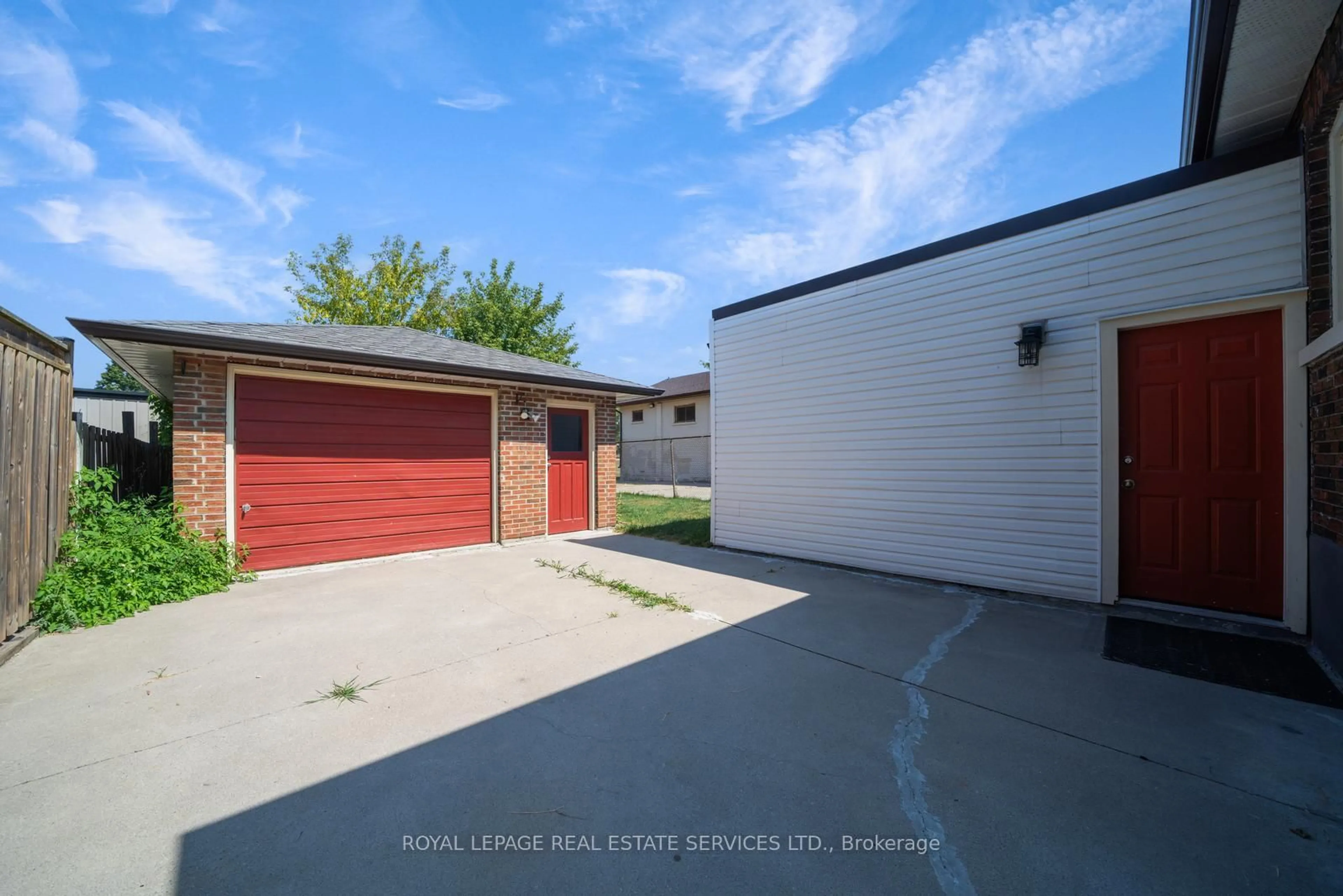 A pic from outside/outdoor area/front of a property/back of a property/a pic from drone, street for 294 Eulalie Ave, Oshawa Ontario L1H 2B7