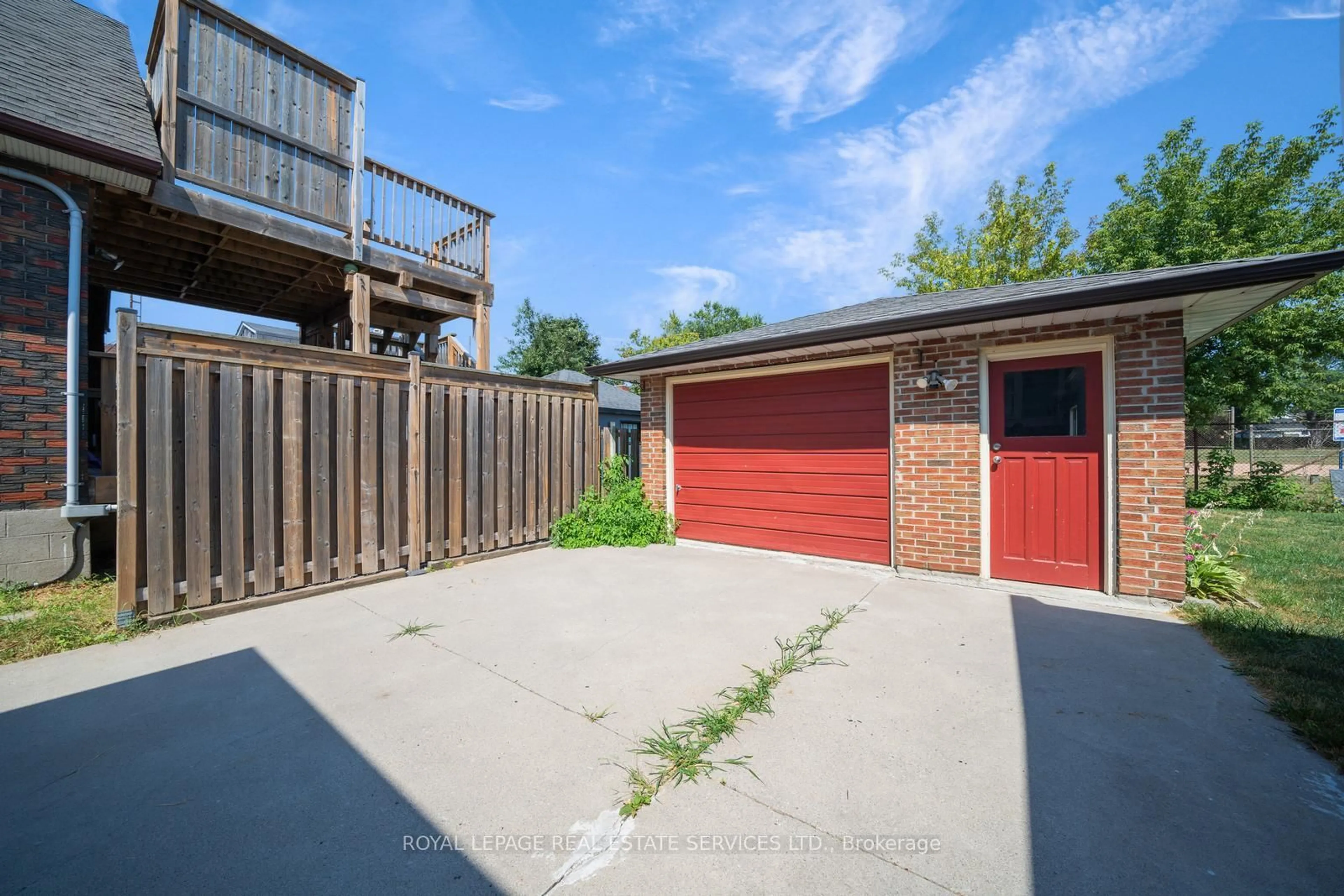 A pic from outside/outdoor area/front of a property/back of a property/a pic from drone, street for 294 Eulalie Ave, Oshawa Ontario L1H 2B7