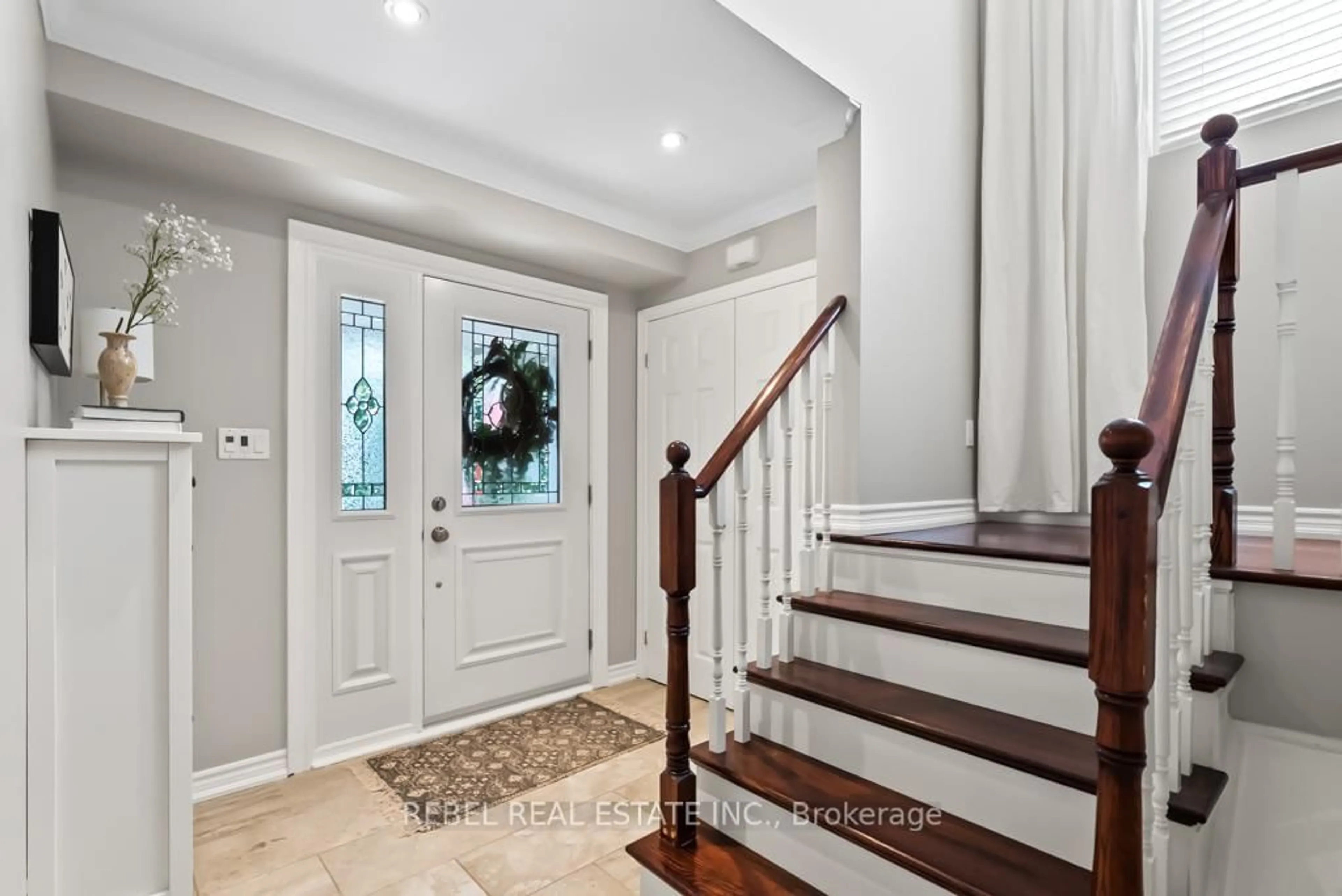 Indoor entryway for 140 Medland Ave, Whitby Ontario L1P 1W7
