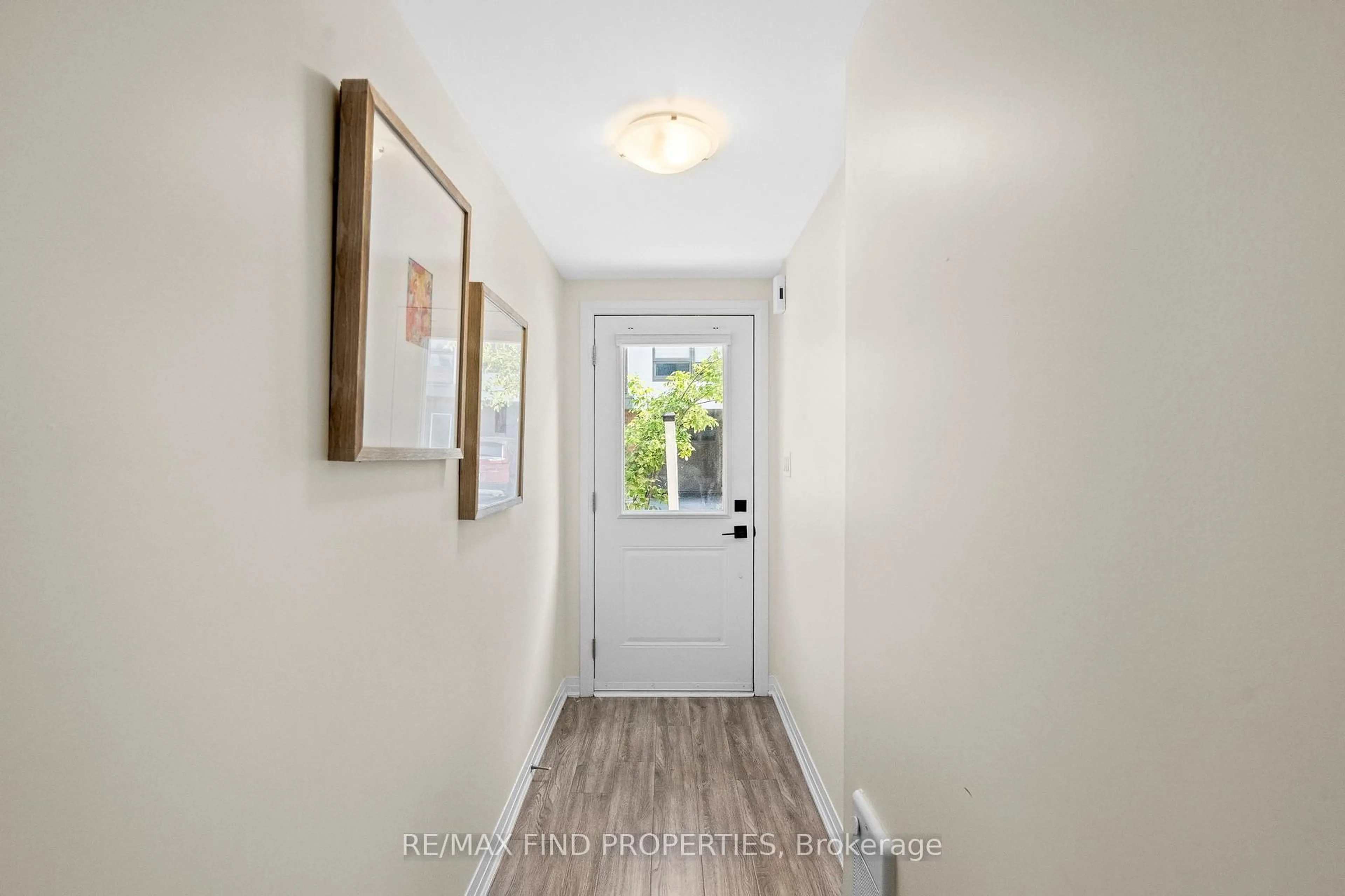 Indoor entryway for 1622 Pleasure Valley Path, Oshawa Ontario L1G 0E3