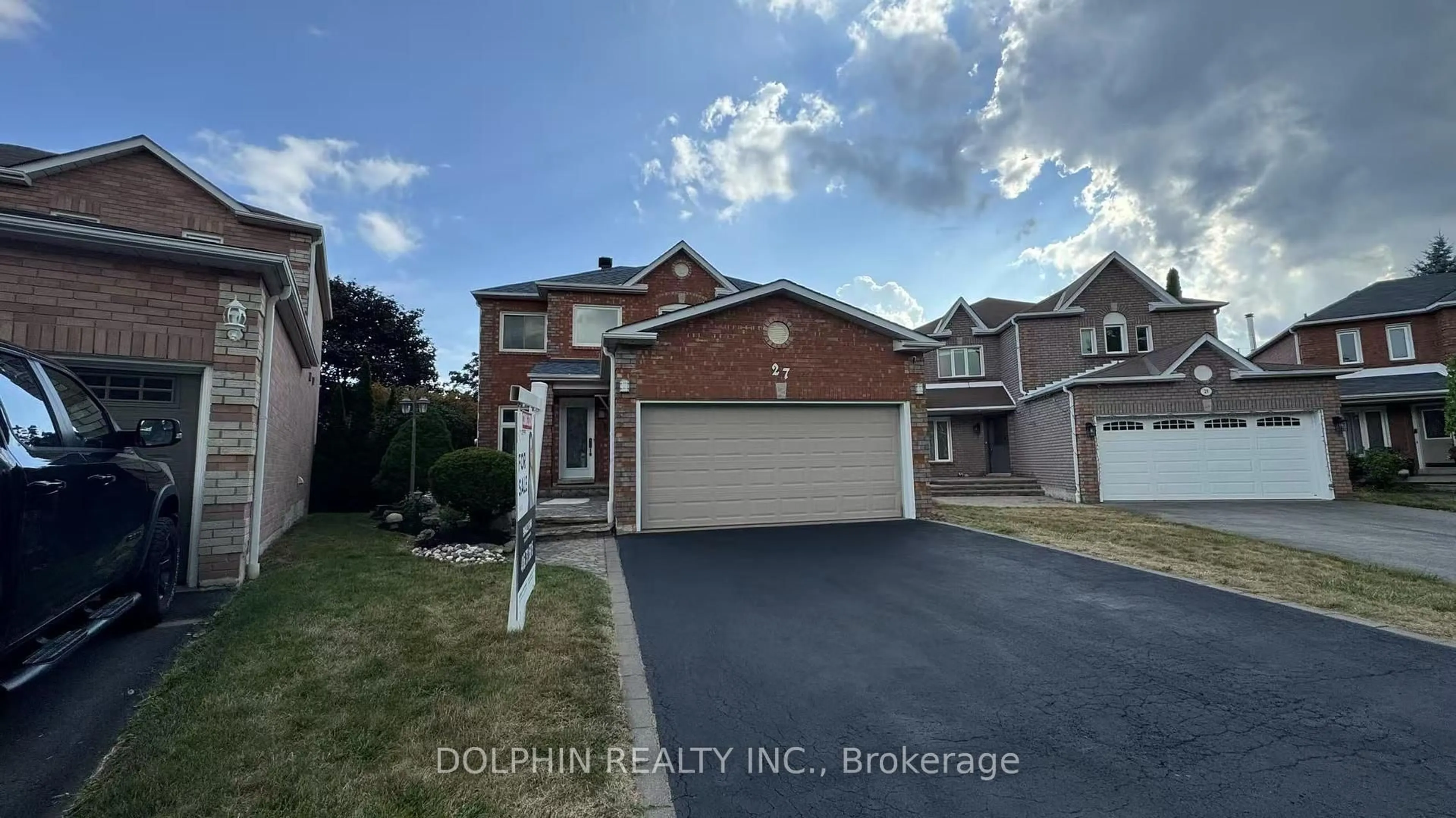 A pic from outside/outdoor area/front of a property/back of a property/a pic from drone, street for 27 Carle Cres, Ajax Ontario L1T 3T7