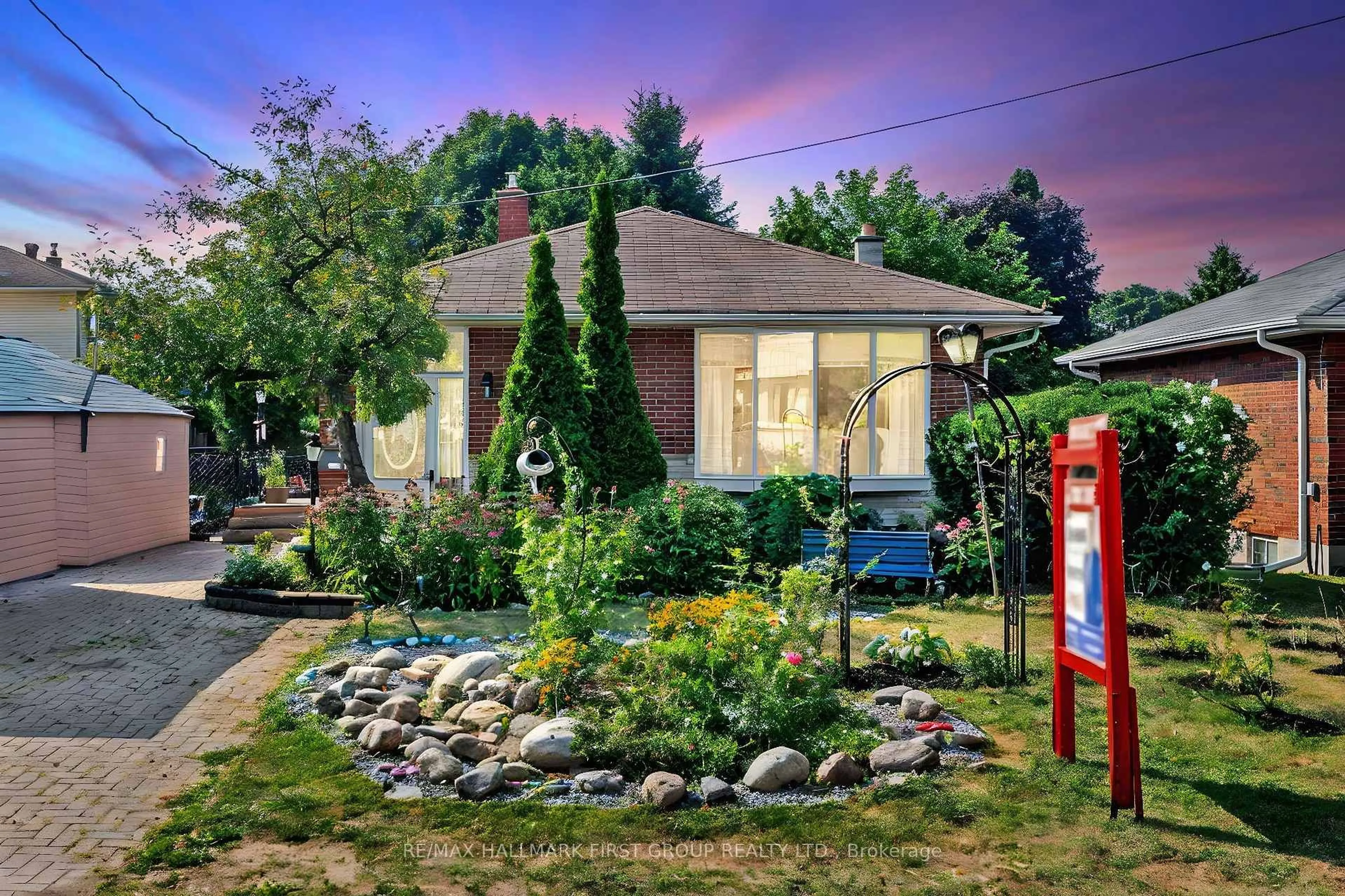 Patio, street for 205 Saint Peter St, Whitby Ontario L1N 1J2