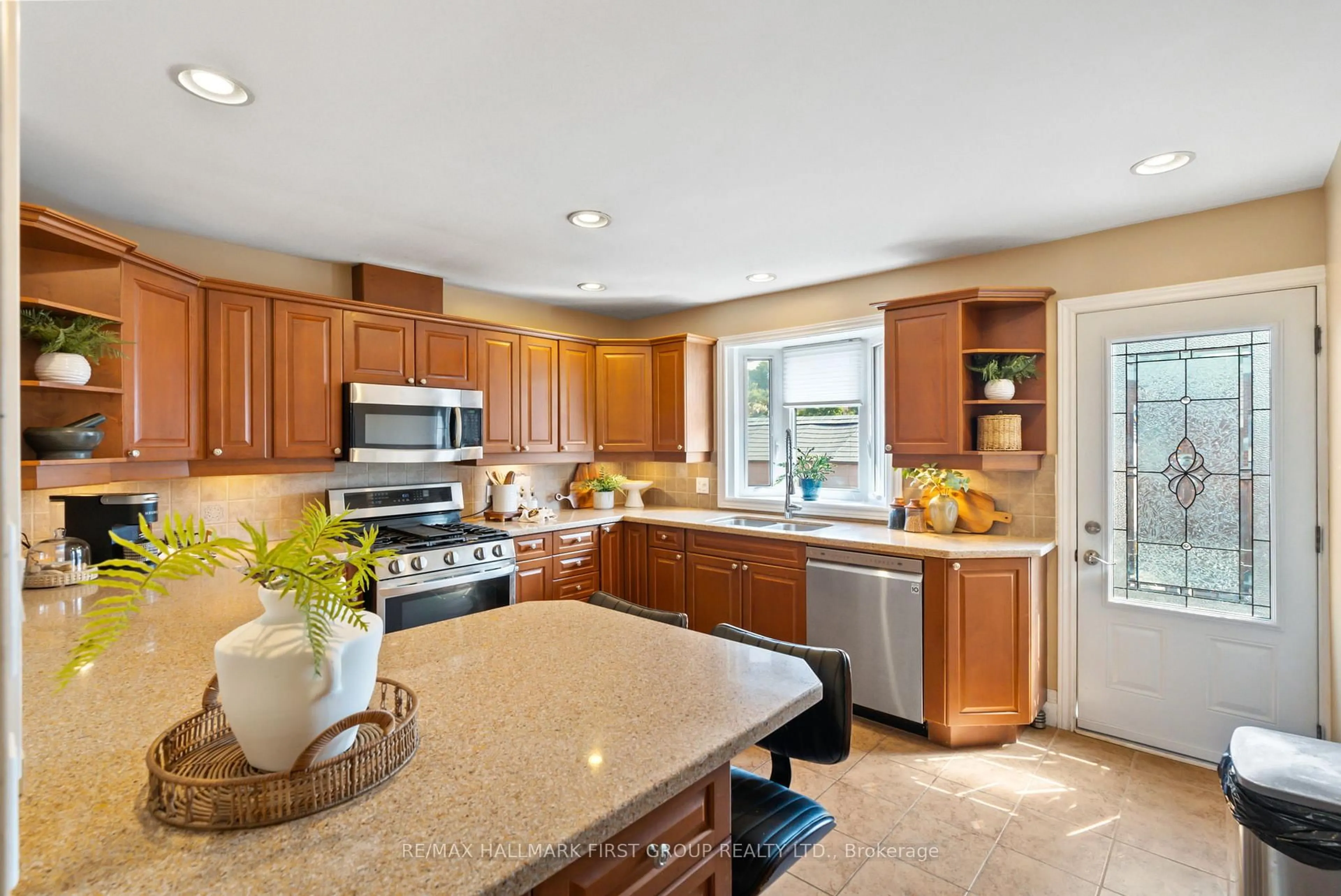 Open concept kitchen, ceramic/tile floor for 205 Saint Peter St, Whitby Ontario L1N 1J2