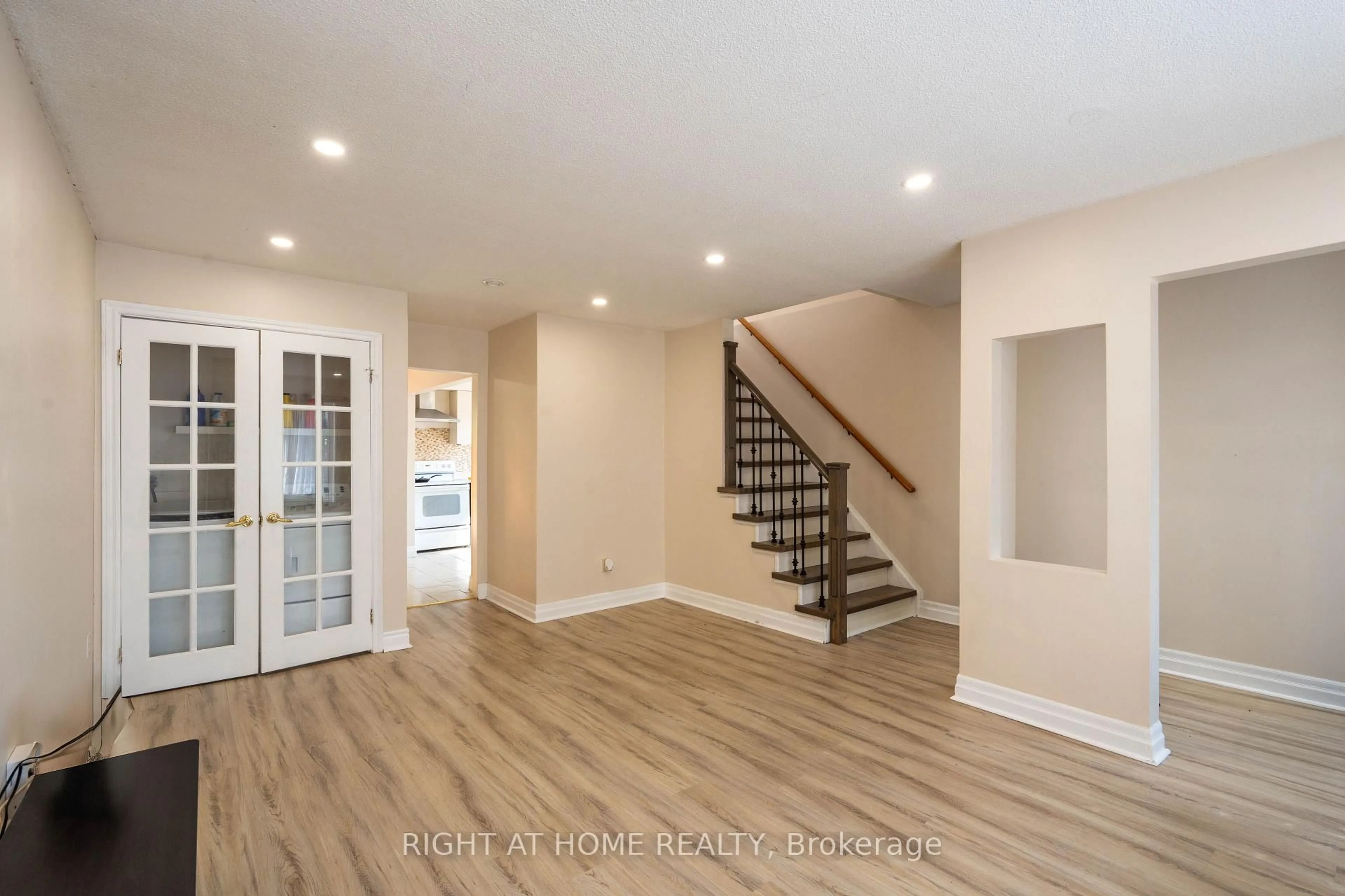 Indoor entryway for 649 Balsam Cres, Oshawa Ontario L1J 6A1