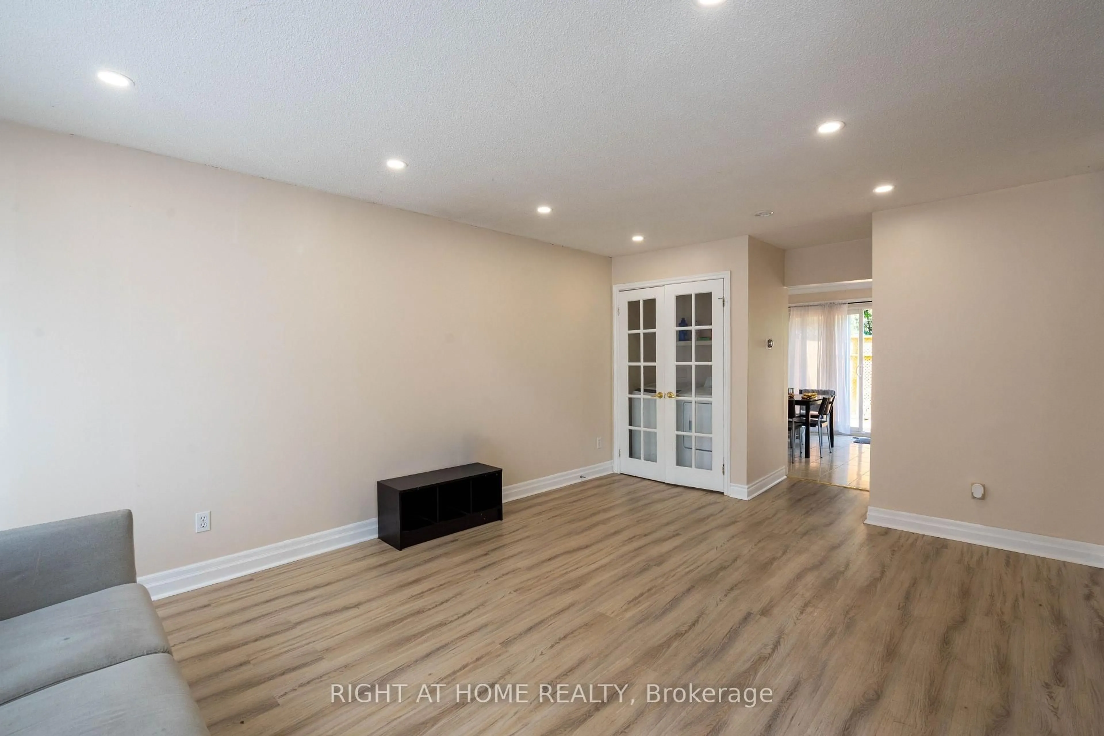A pic of a room for 649 Balsam Cres, Oshawa Ontario L1J 6A1