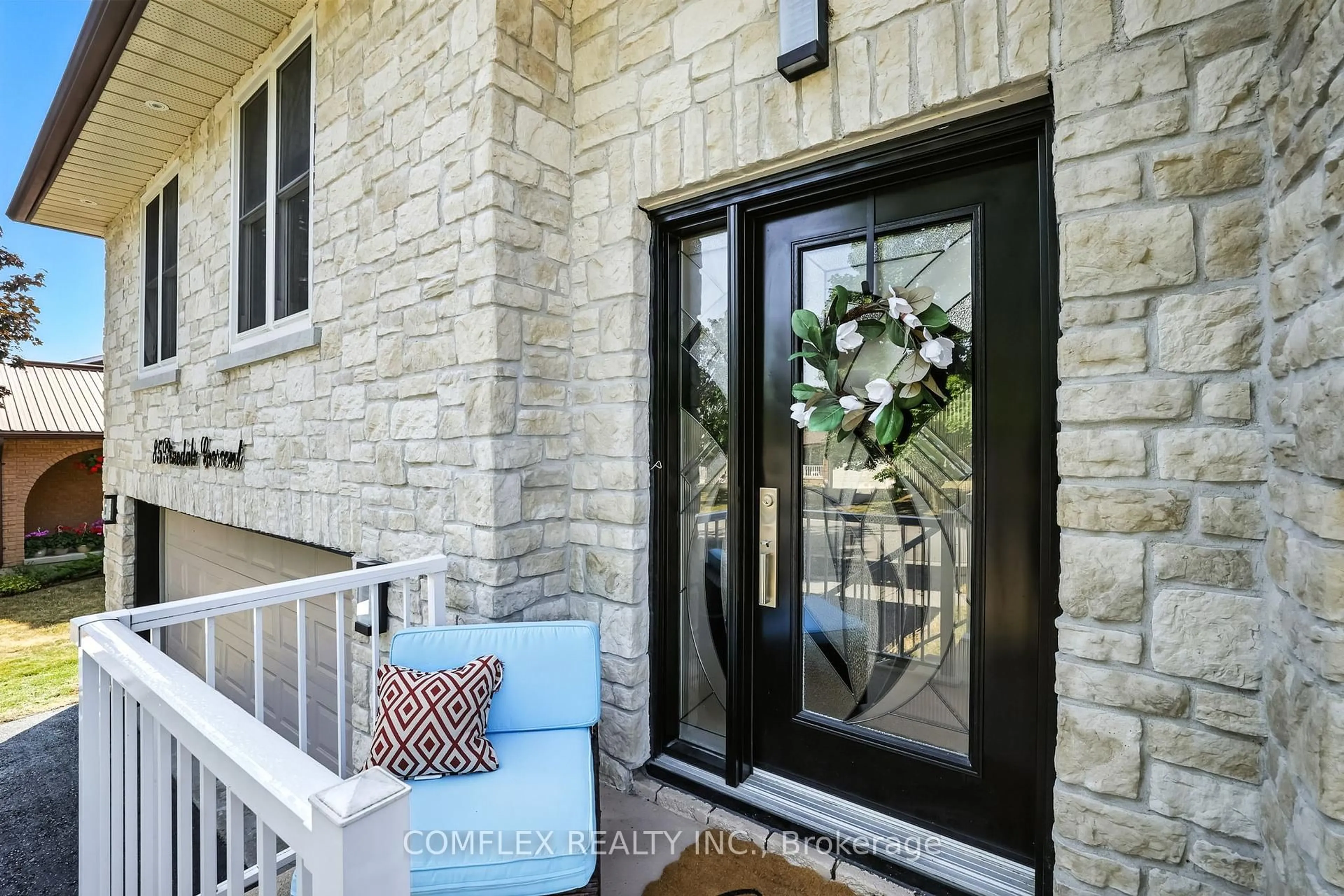 Indoor entryway for 85 Pinedale Cres, Clarington Ontario L1E 1C4