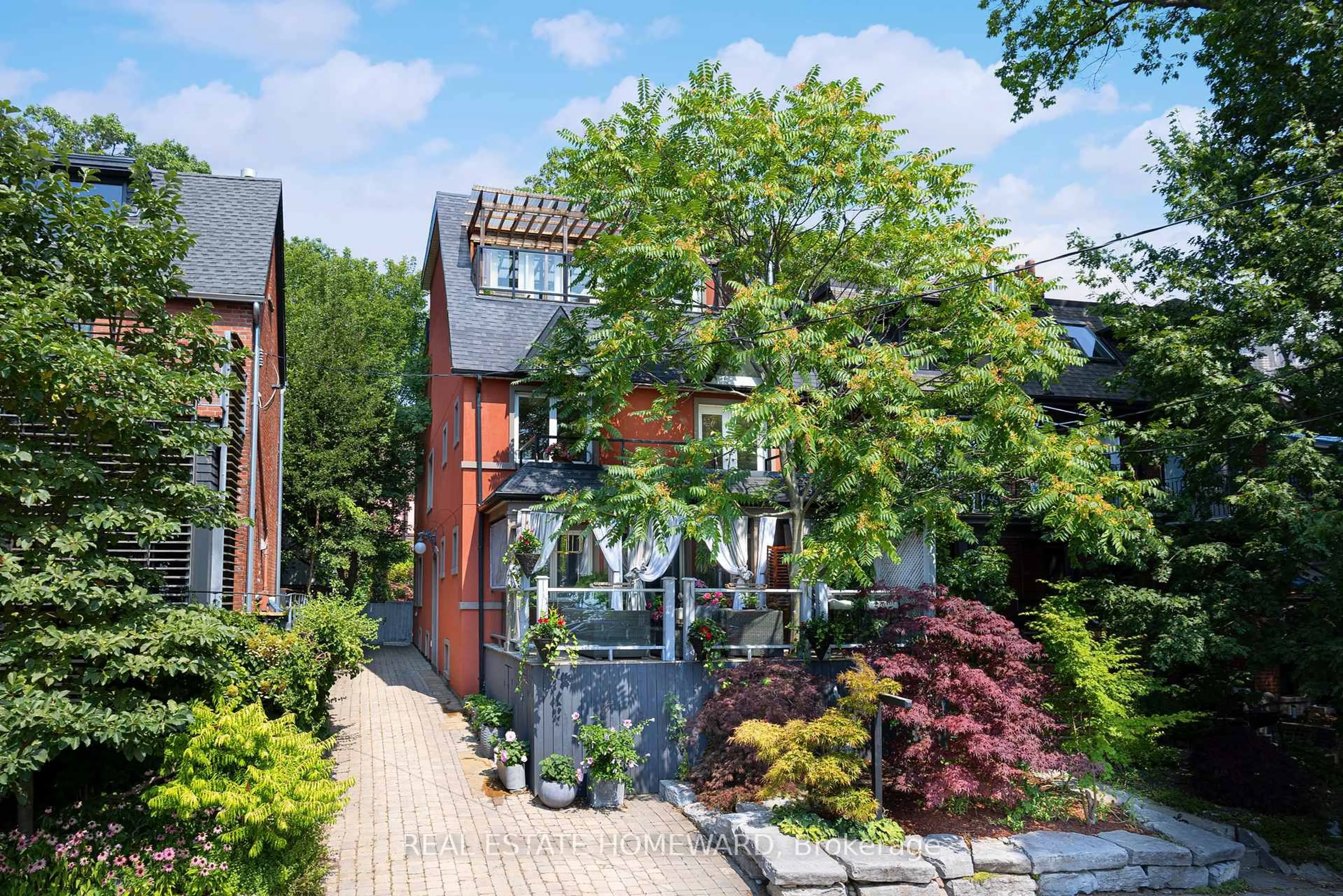 Home with brick exterior material, street for 2 Park Ave, Toronto Ontario M4E 1B6
