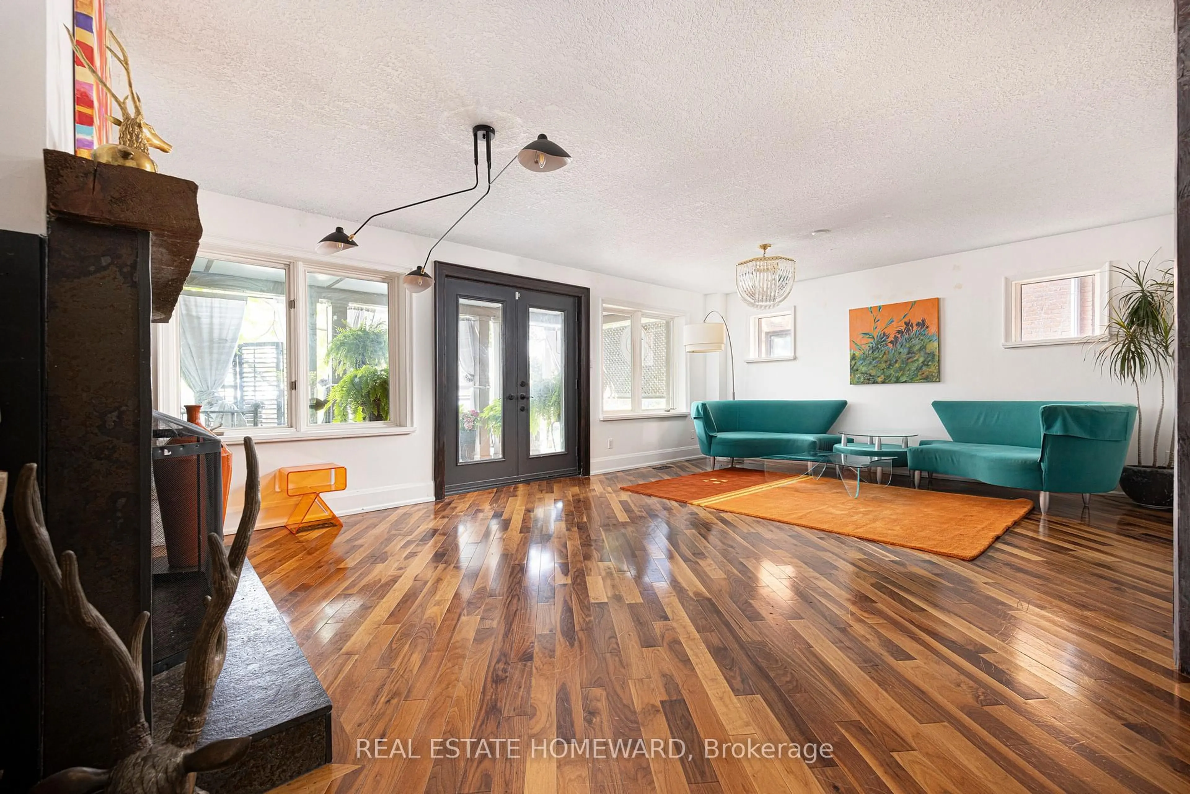 Indoor foyer for 2 Park Ave, Toronto Ontario M4E 1B6