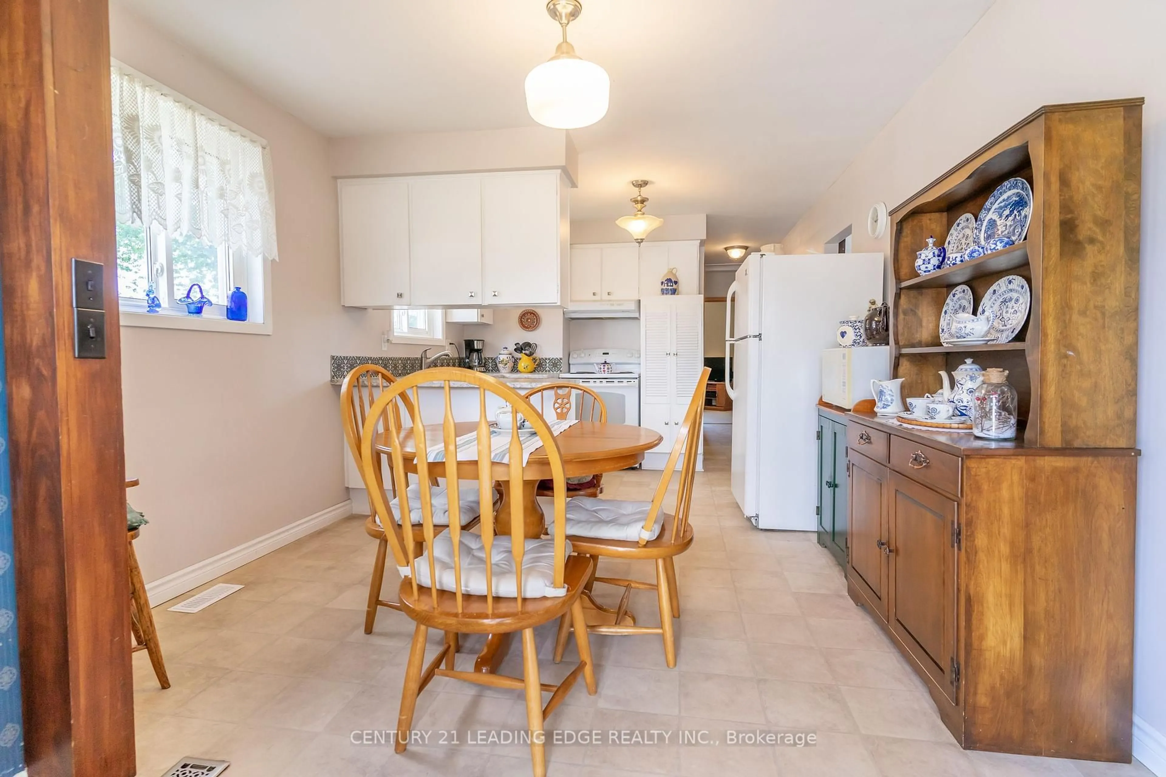 Standard kitchen, unknown for 529 Carman Crt, Oshawa Ontario L1H 6K5