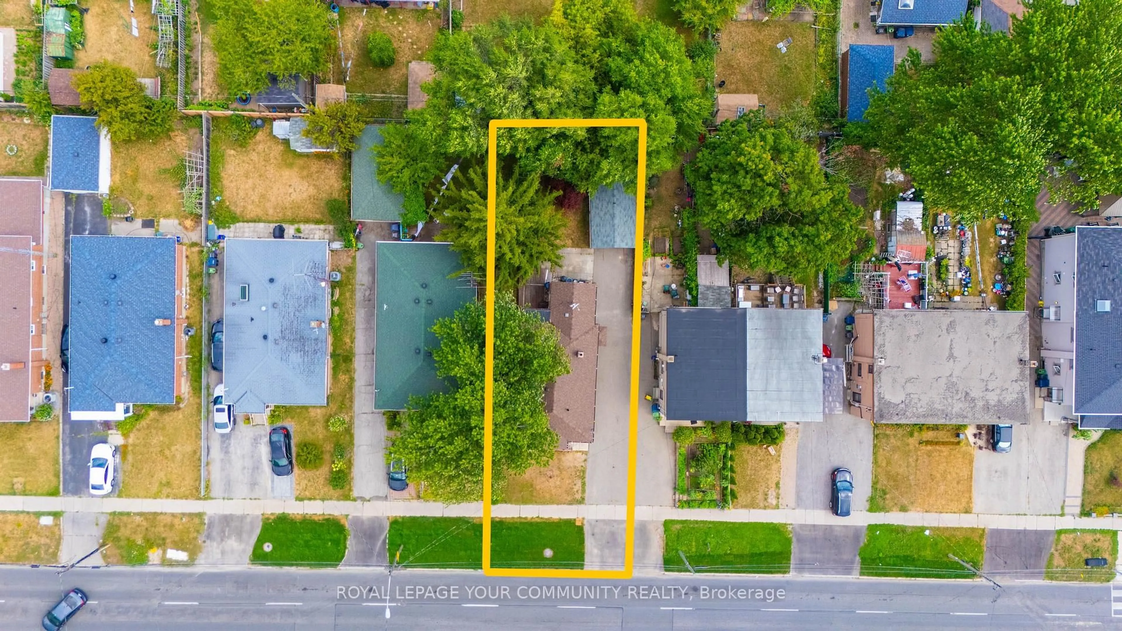 A pic from outside/outdoor area/front of a property/back of a property/a pic from drone, street for 531 Birchmount Rd, Toronto Ontario M1K 1P1