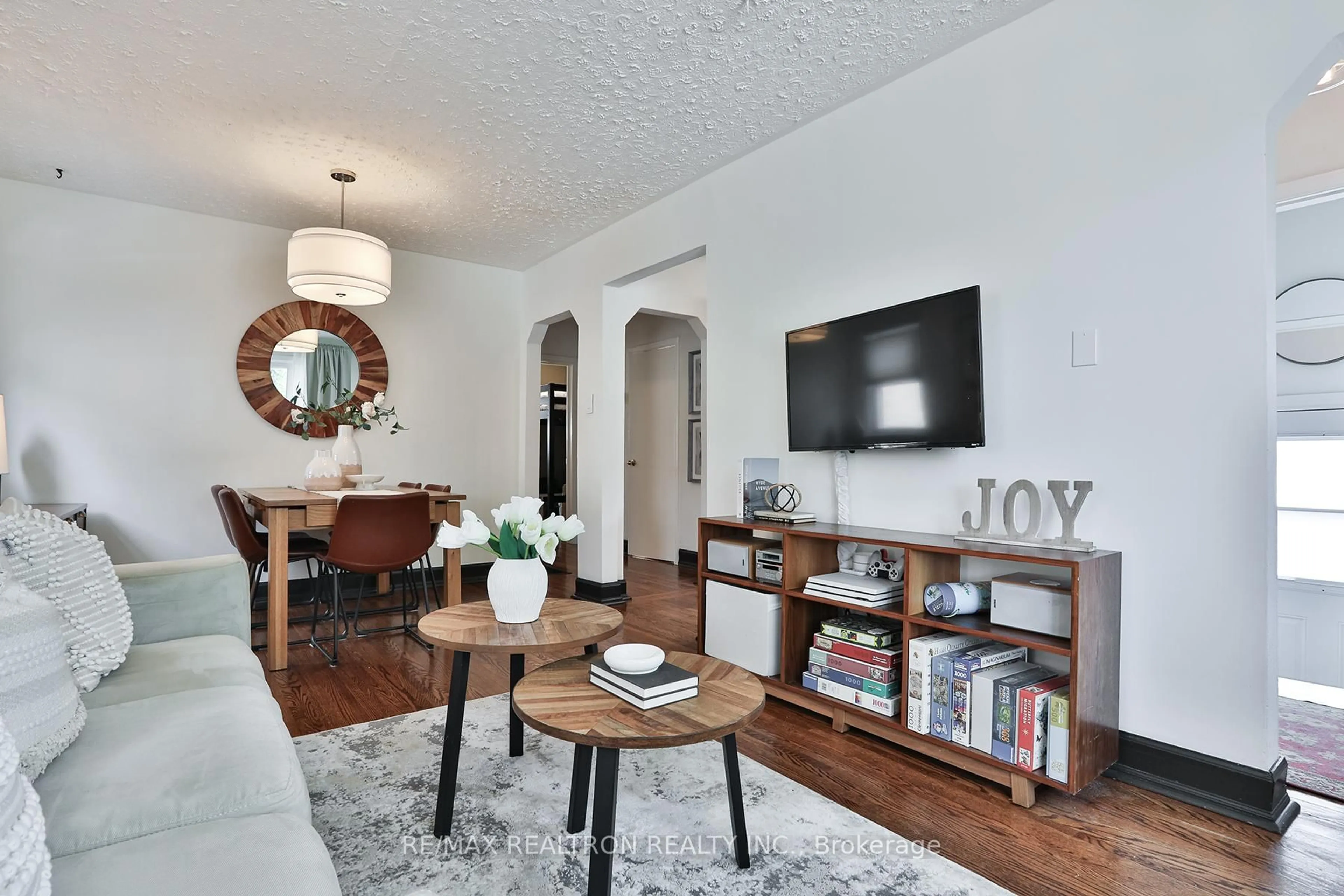 Living room with furniture, wood/laminate floor for 135 Phillip Ave, Toronto Ontario M1N 3R6