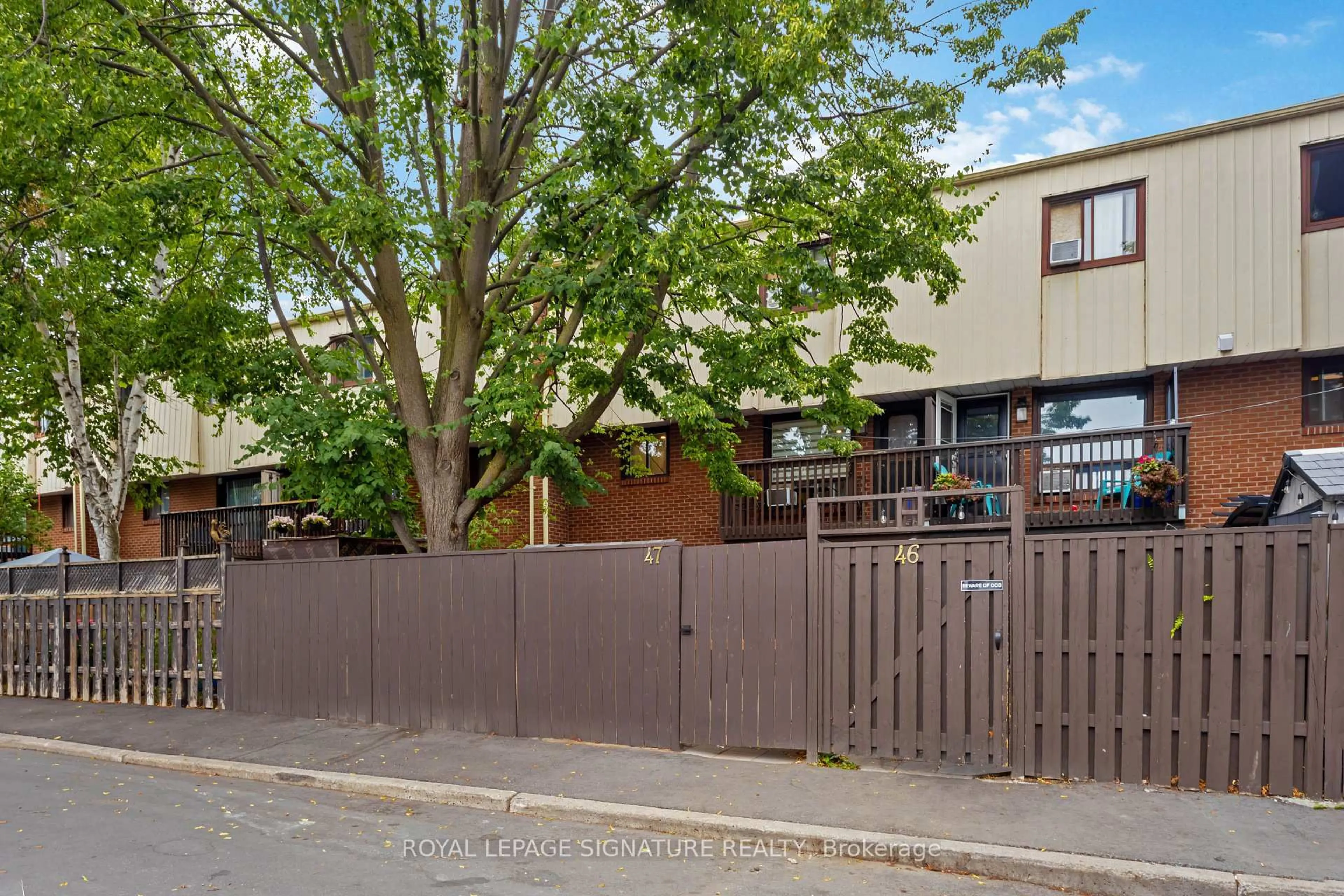 A pic from outside/outdoor area/front of a property/back of a property/a pic from drone, street for 1100 Oxford St #47, Oshawa Ontario L1J 6G4