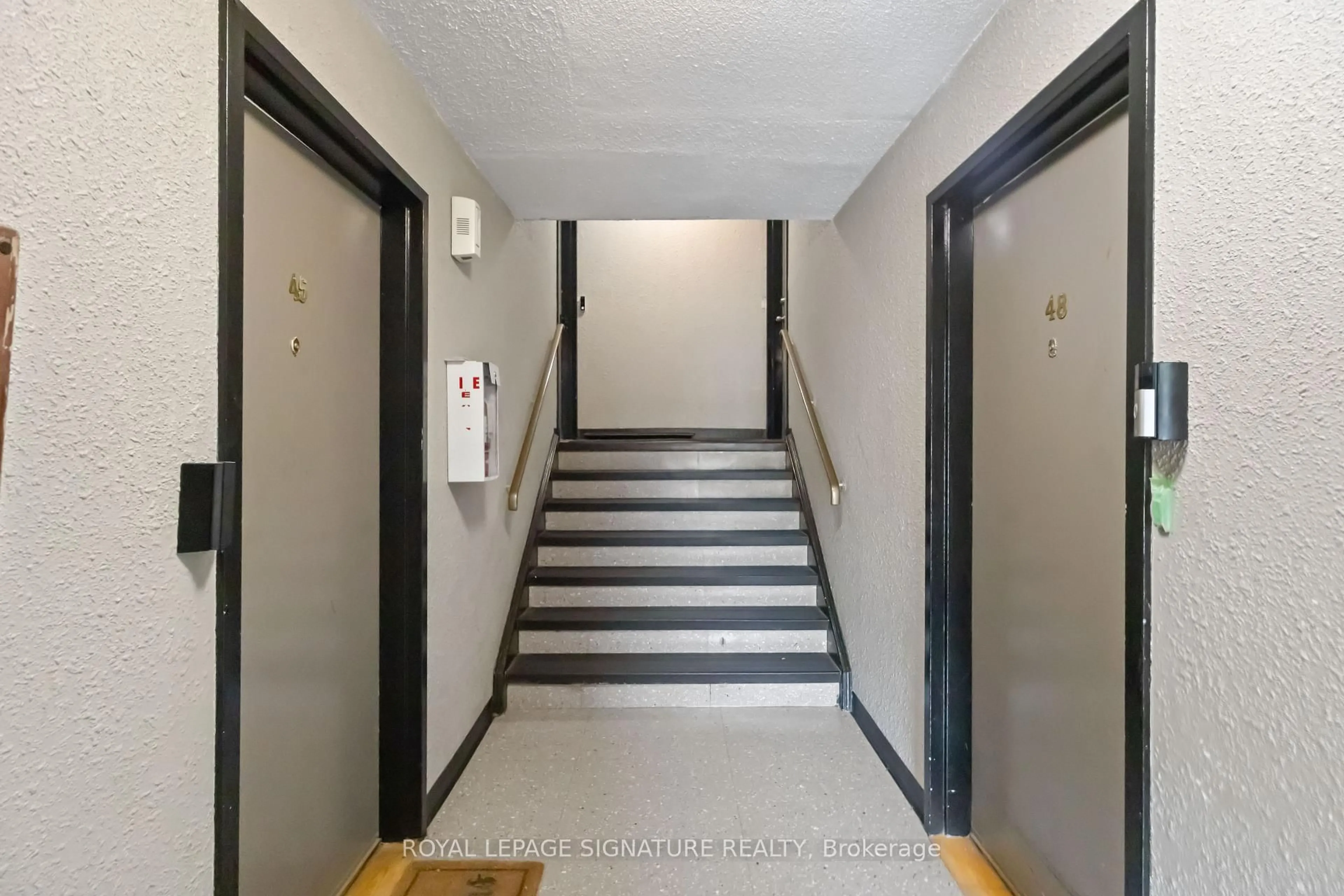 Indoor foyer for 1100 Oxford St #47, Oshawa Ontario L1J 6G4