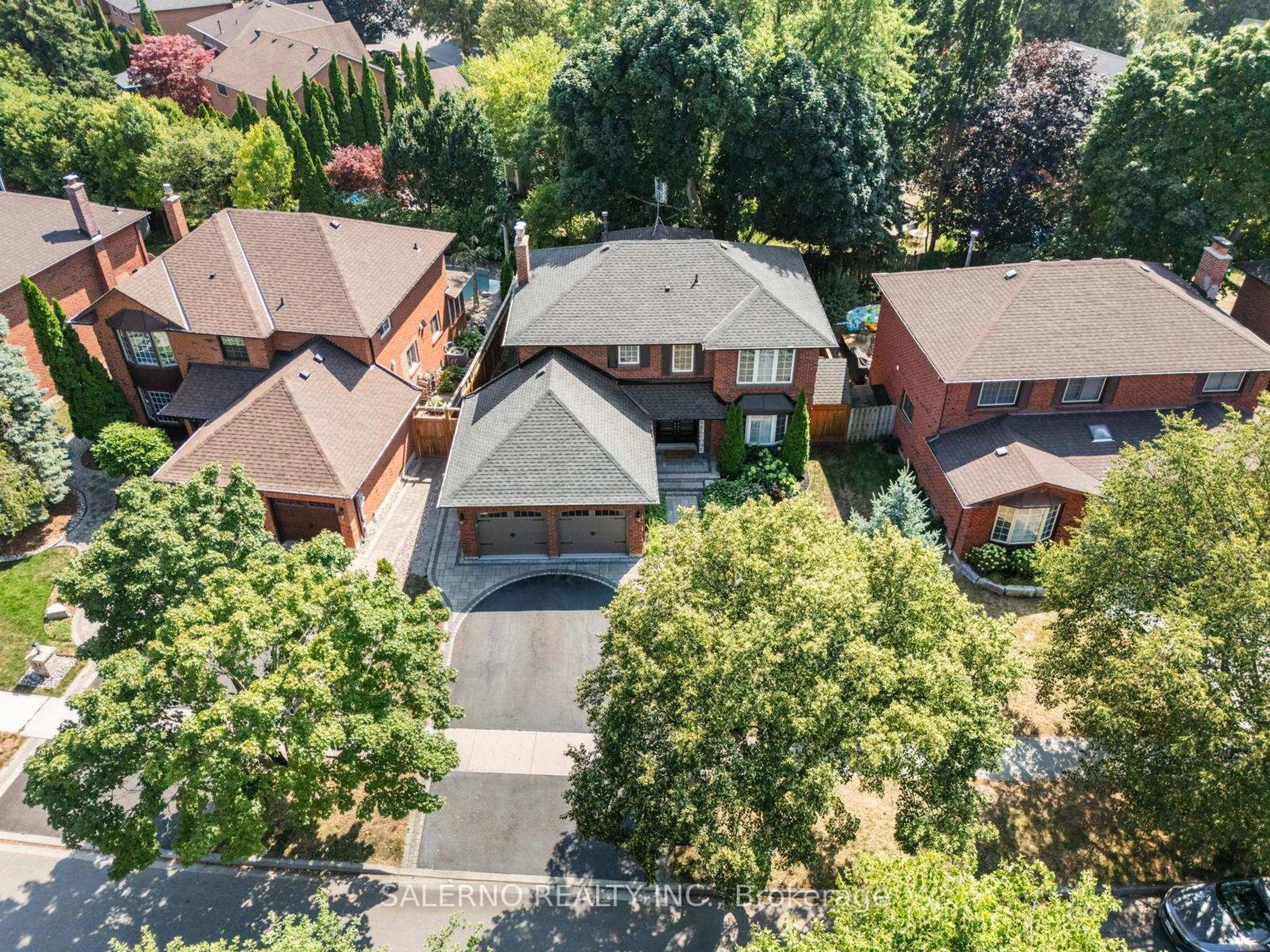 A pic from outside/outdoor area/front of a property/back of a property/a pic from drone, street for 32 Glen Hill Dr, Whitby Ontario L1N 7A1