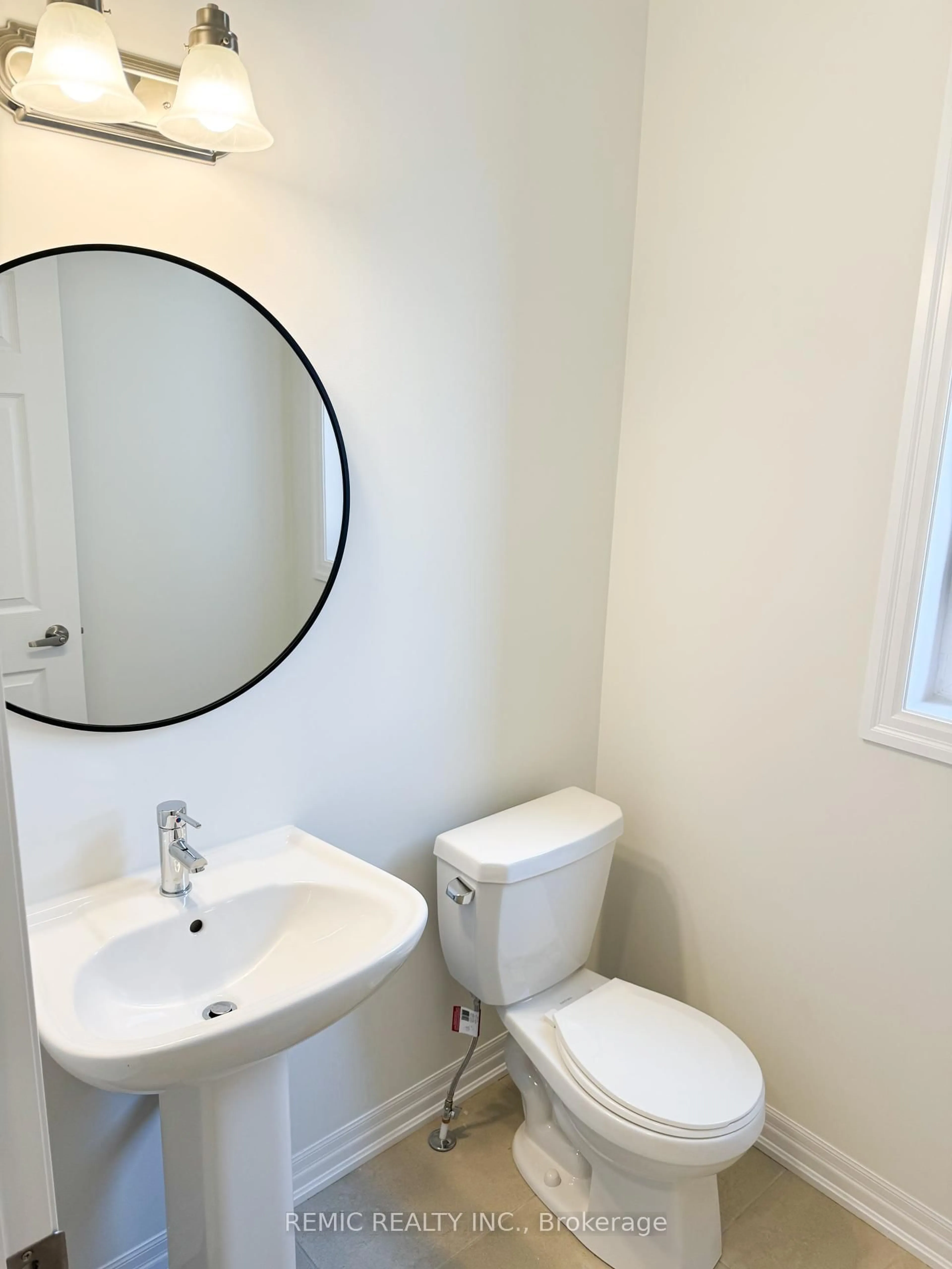 A pic of a room for 242 Flood Ave, Clarington Ontario L1B 0W8