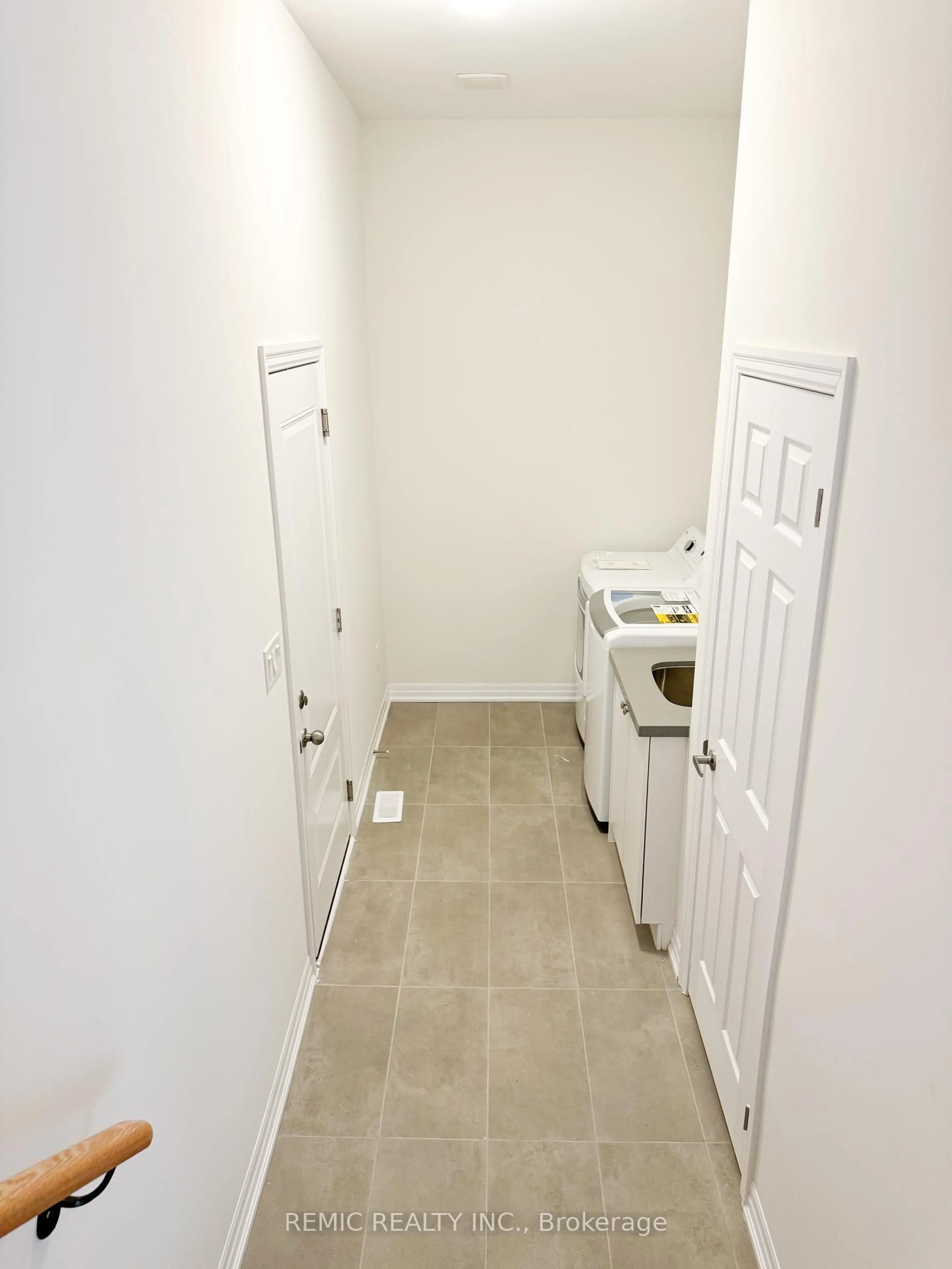 A pic of a room for 242 Flood Ave, Clarington Ontario L1B 0W8