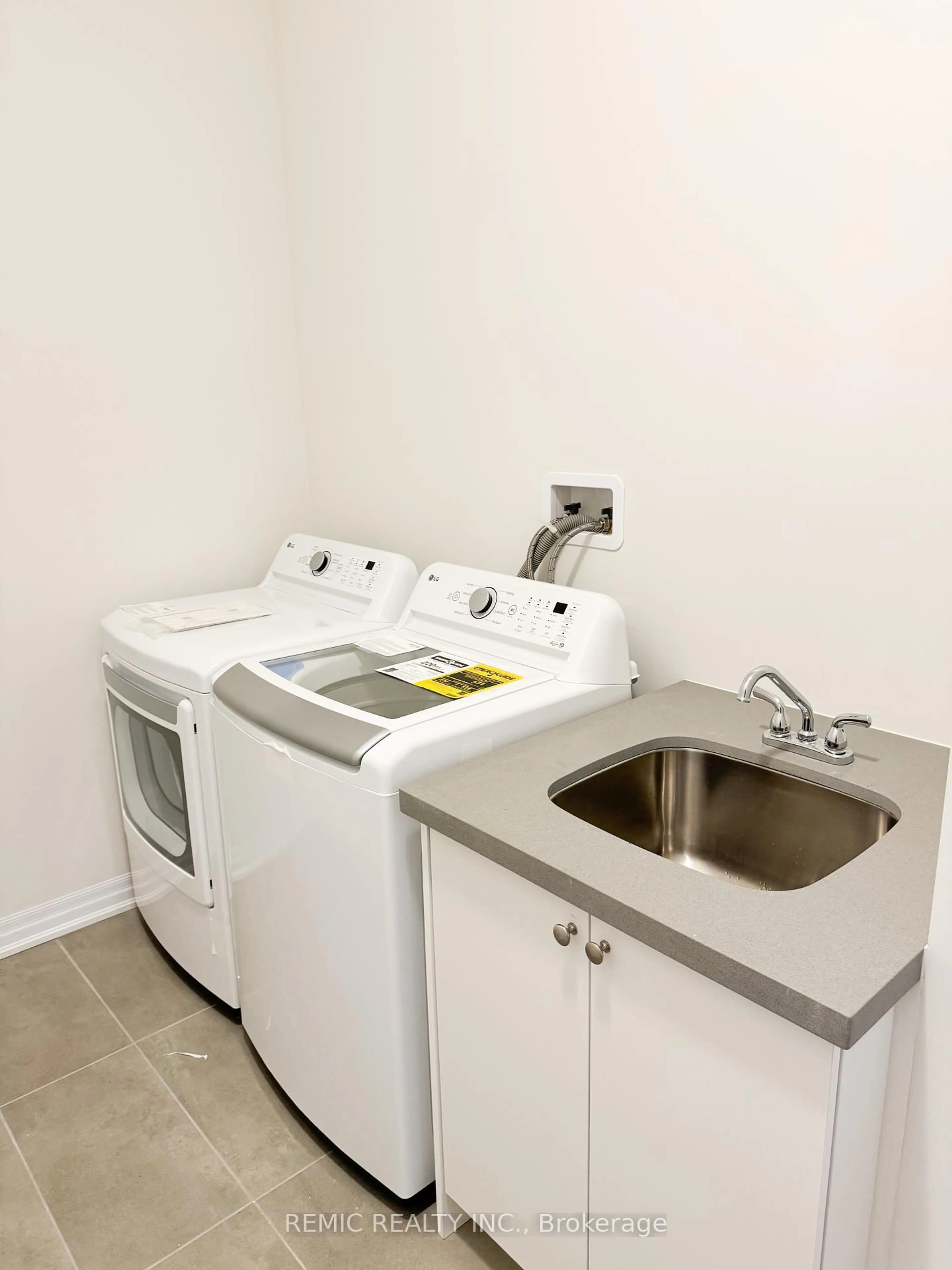 Laundry room for 242 Flood Ave, Clarington Ontario L1B 0W8