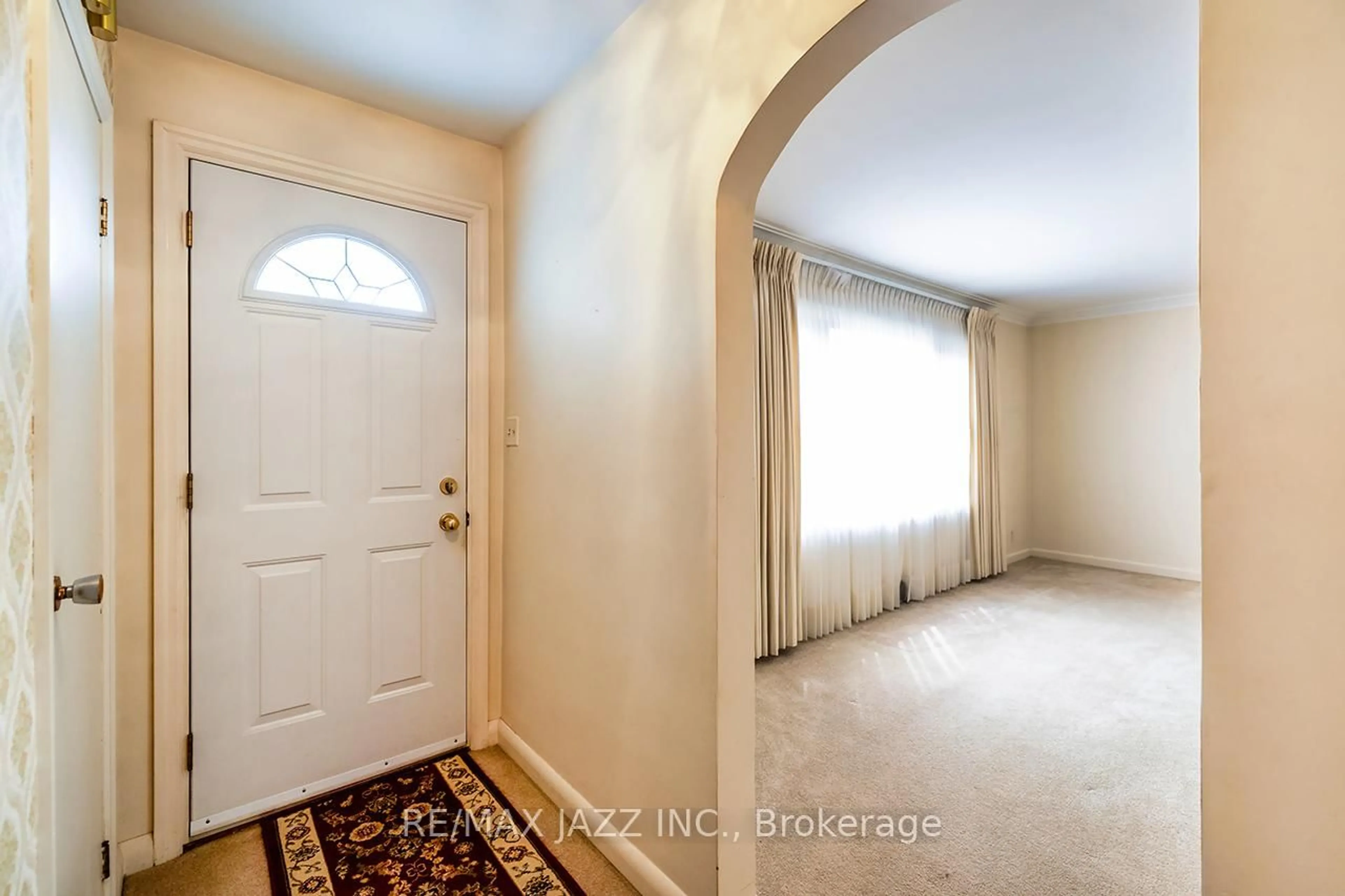 Indoor entryway for 114 Fernhill Blvd, Oshawa Ontario L1J 5J3