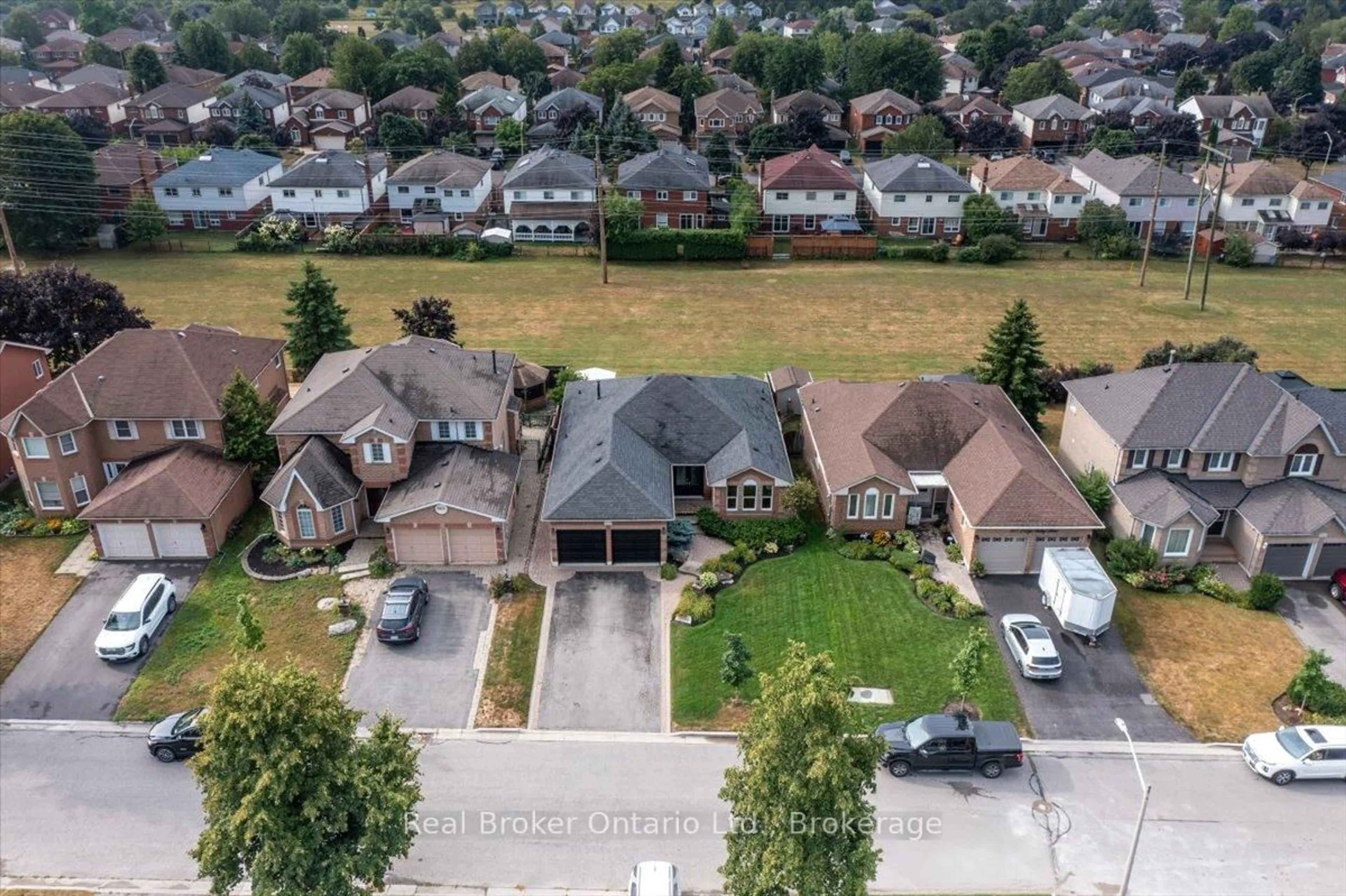 A pic from outside/outdoor area/front of a property/back of a property/a pic from drone, street for 961 Ridge Valley Dr, Oshawa Ontario L1K 2G3