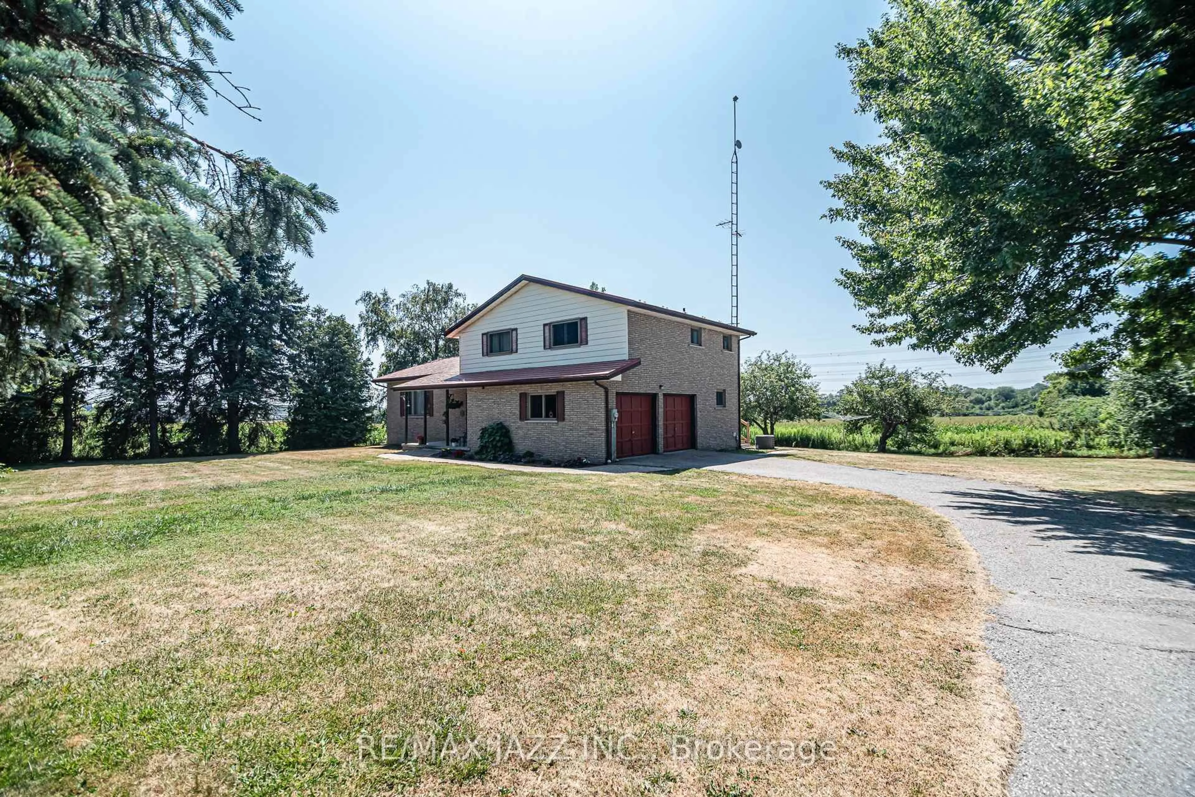 A pic from outside/outdoor area/front of a property/back of a property/a pic from drone, building for 1404 Holt Rd, Clarington Ontario L1C 3K3