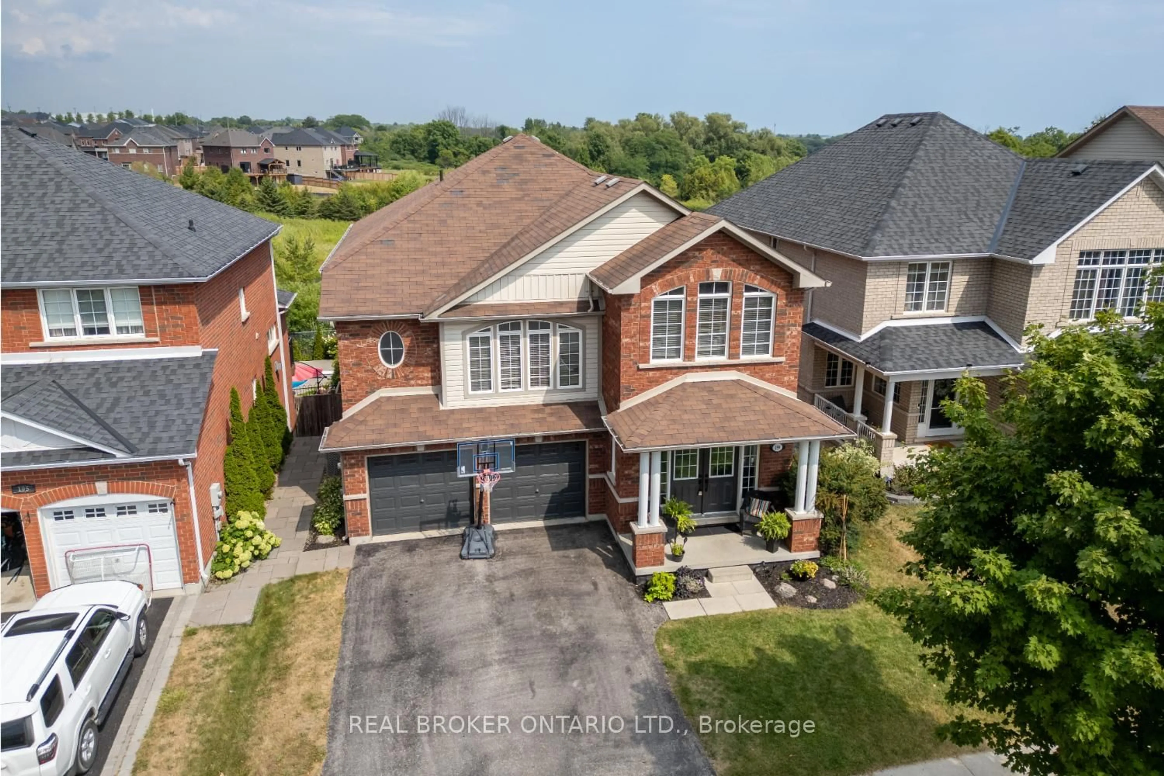 A pic from outside/outdoor area/front of a property/back of a property/a pic from drone, street for 199 Fenning Dr, Clarington Ontario L1E 3K4