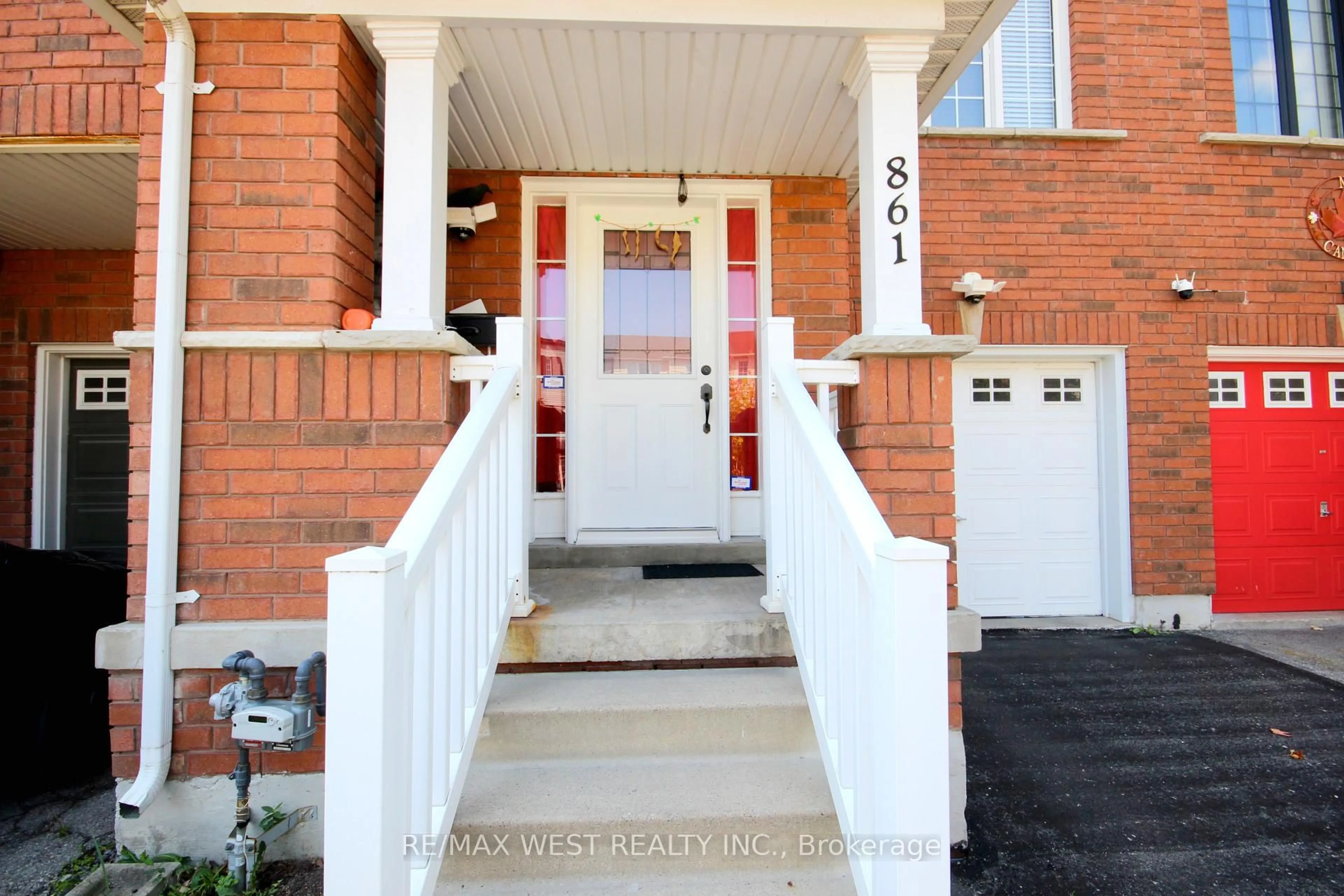 Indoor entryway for 861 Bourne Cres, Oshawa Ontario L1H 8X9