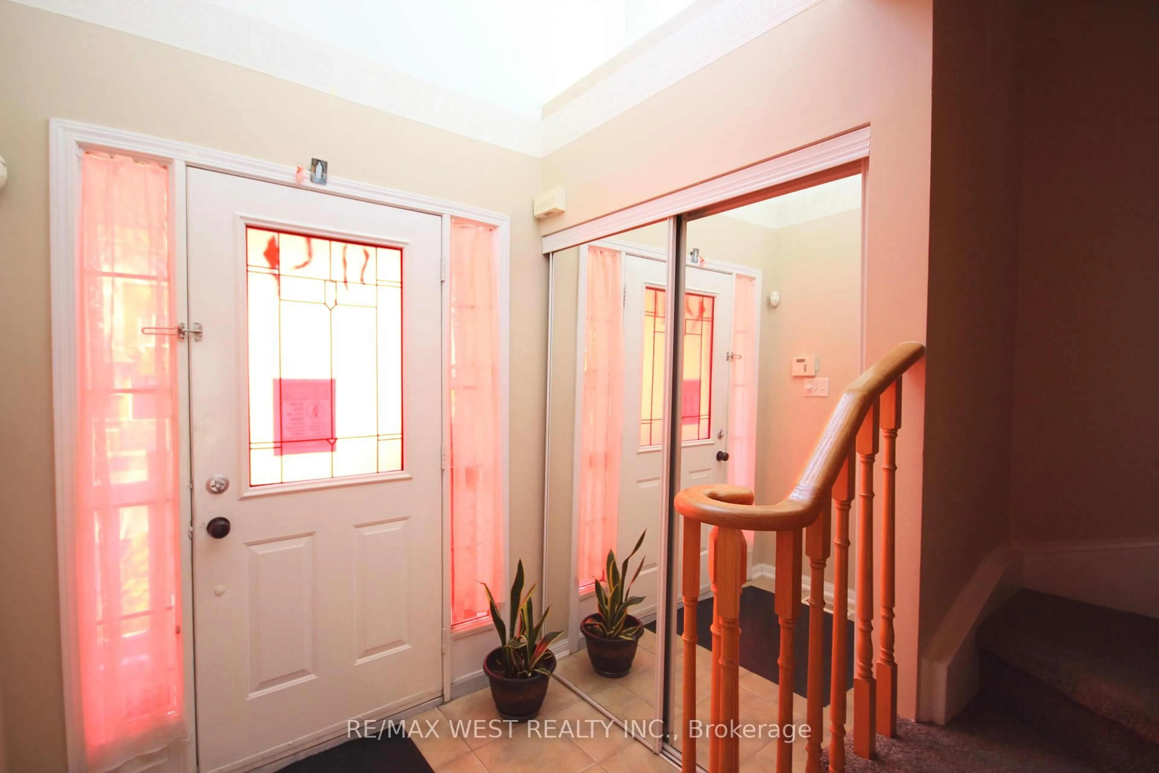 Indoor entryway for 861 Bourne Cres, Oshawa Ontario L1H 8X9