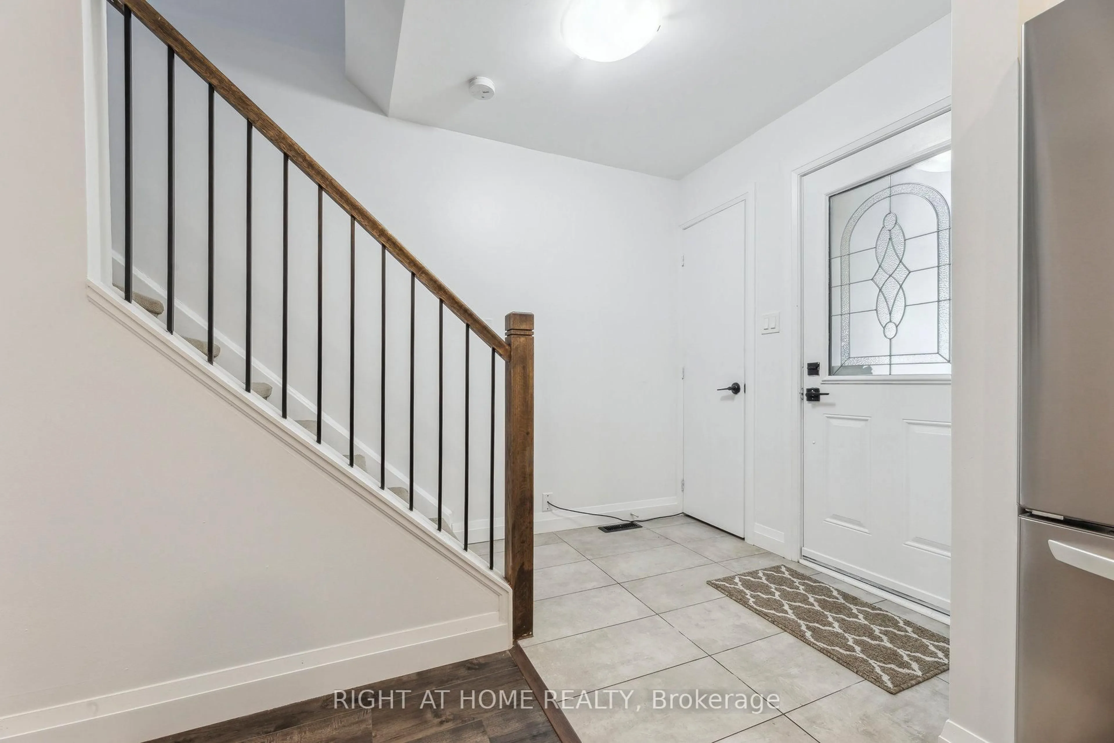 Indoor entryway for 1183 Southdale Ave, Oshawa Ontario L1H 7Z1