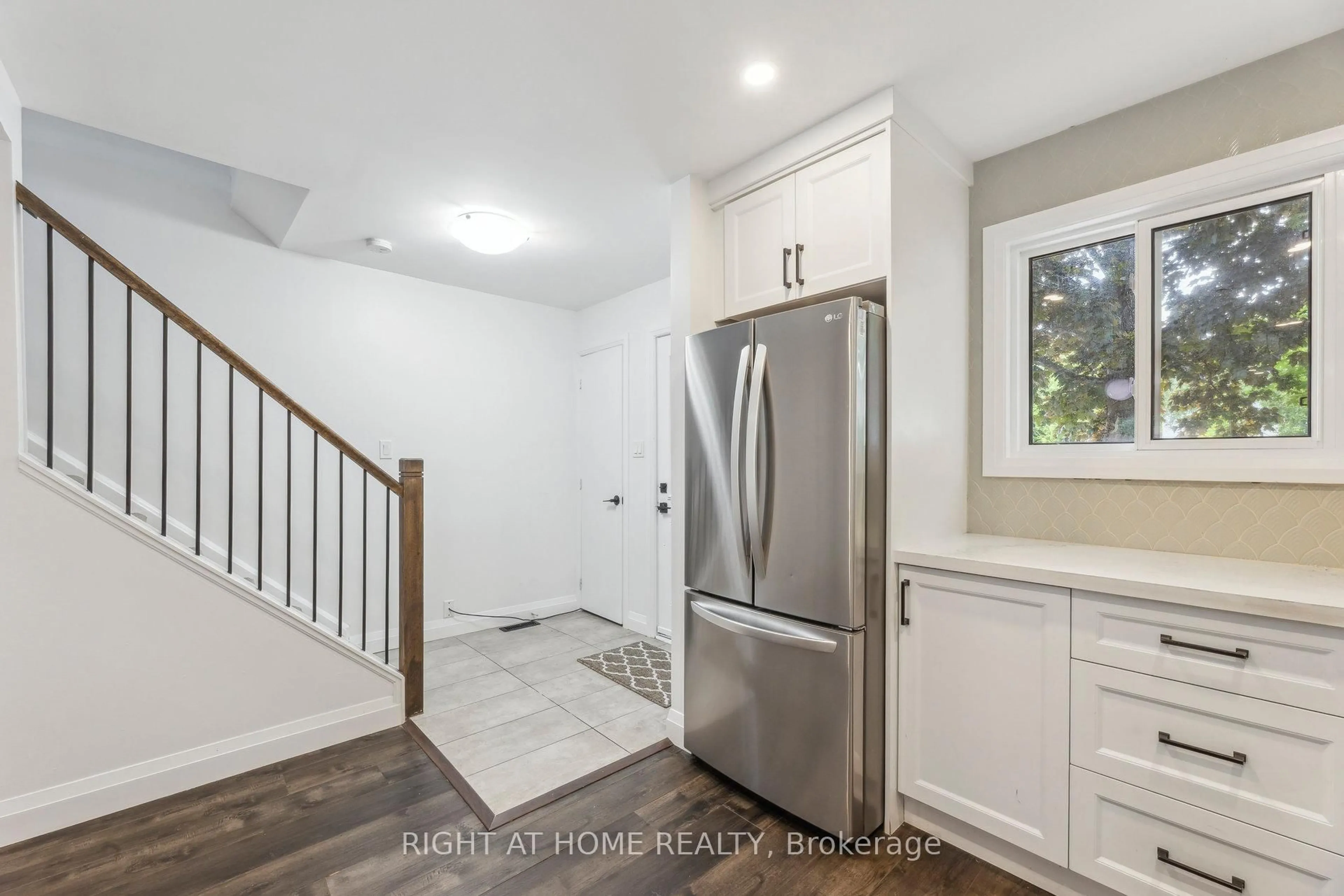 Open concept kitchen, ceramic/tile floor for 1183 Southdale Ave, Oshawa Ontario L1H 7Z1