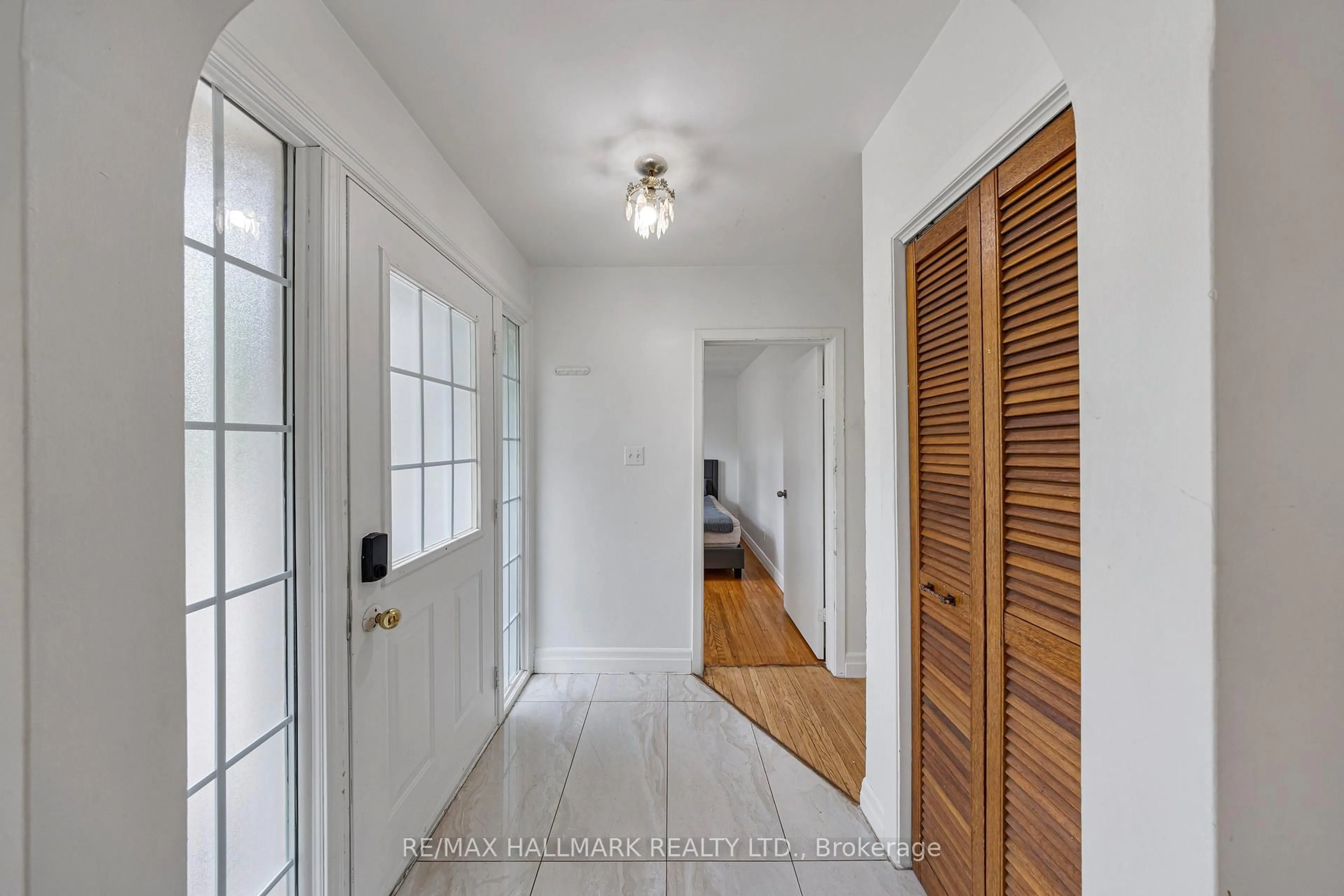 Indoor entryway for 41 Minnacote Ave, Toronto Ontario M1E 4B2