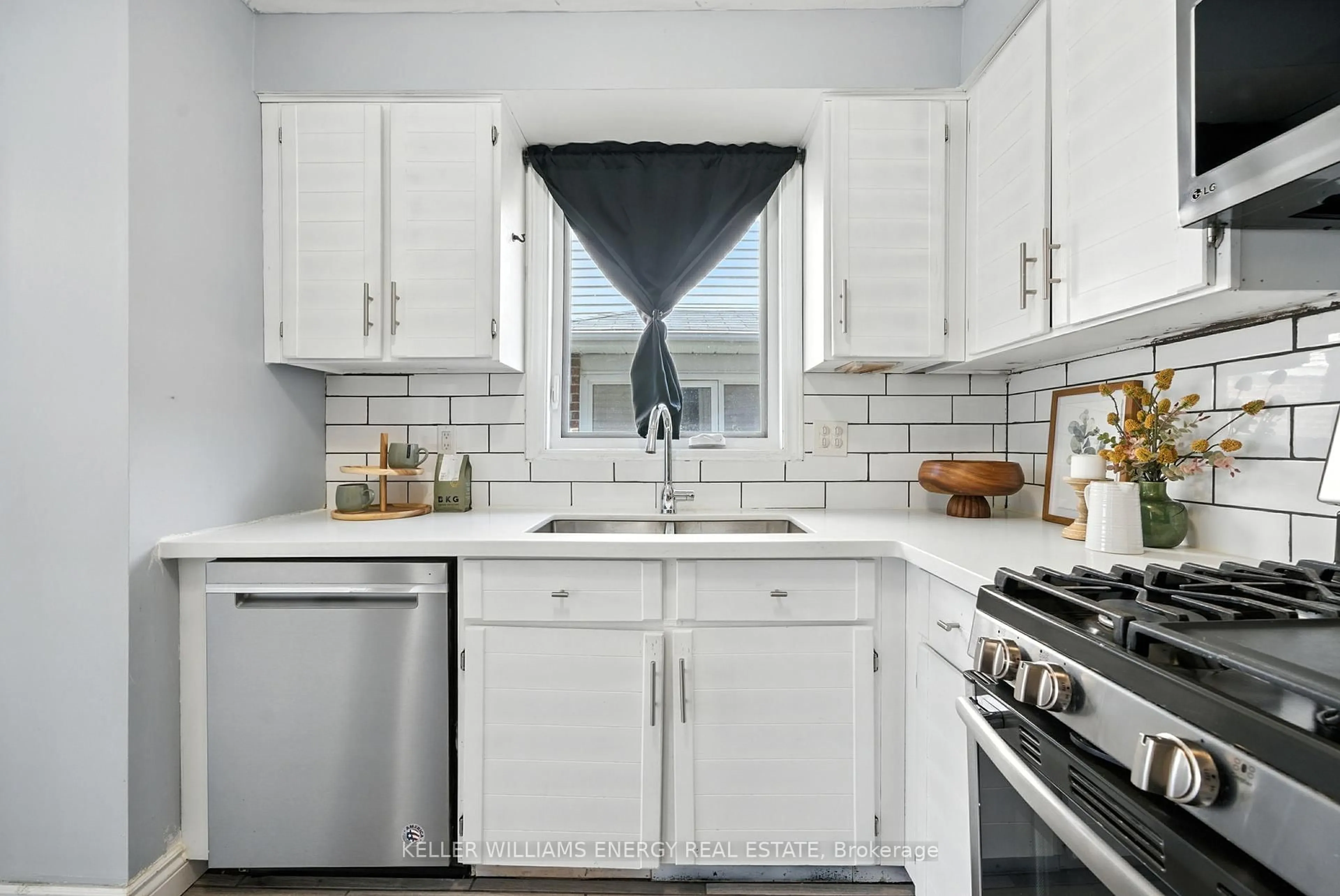 Standard kitchen, ceramic/tile floor for 70 Hart Blvd, Clarington Ontario L1B 1E4