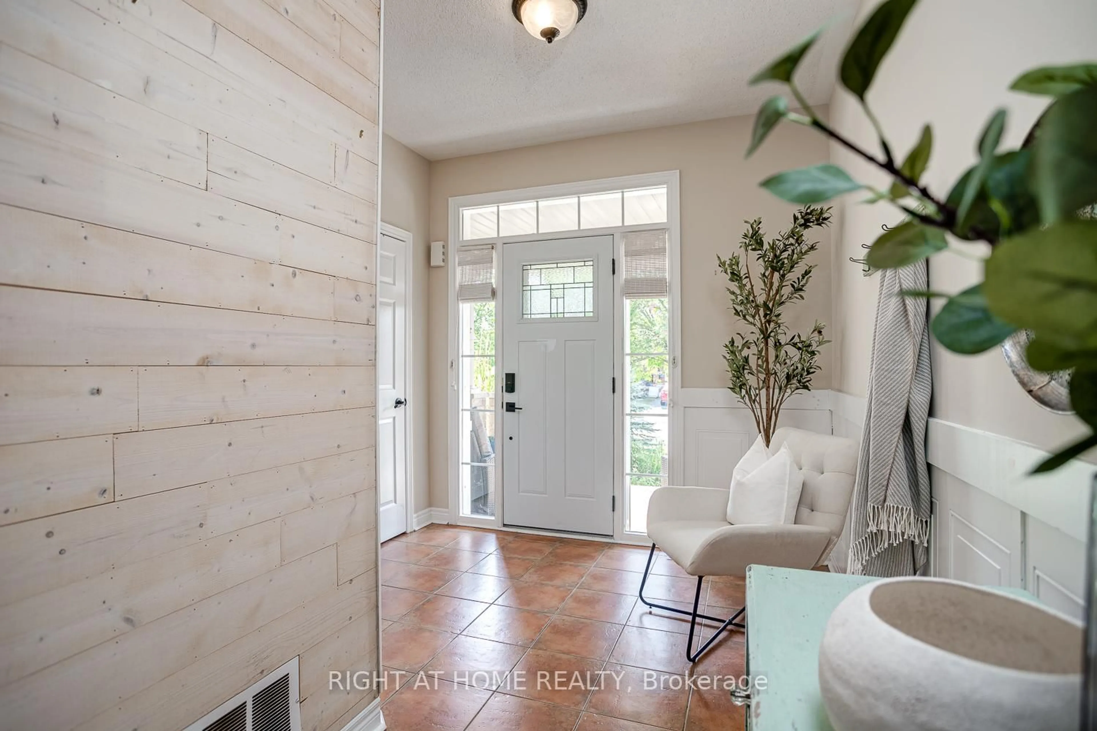 Indoor entryway for 57 Sherrington Dr, Scugog Ontario L9L 2E8