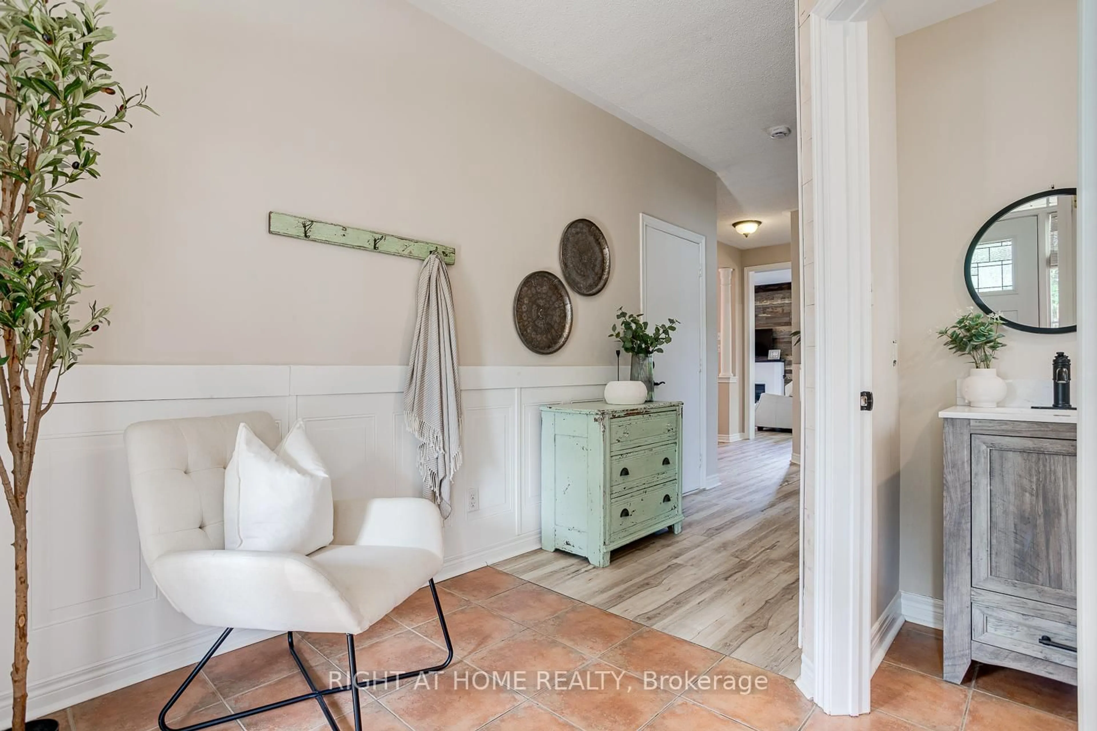Indoor entryway for 57 Sherrington Dr, Scugog Ontario L9L 2E8