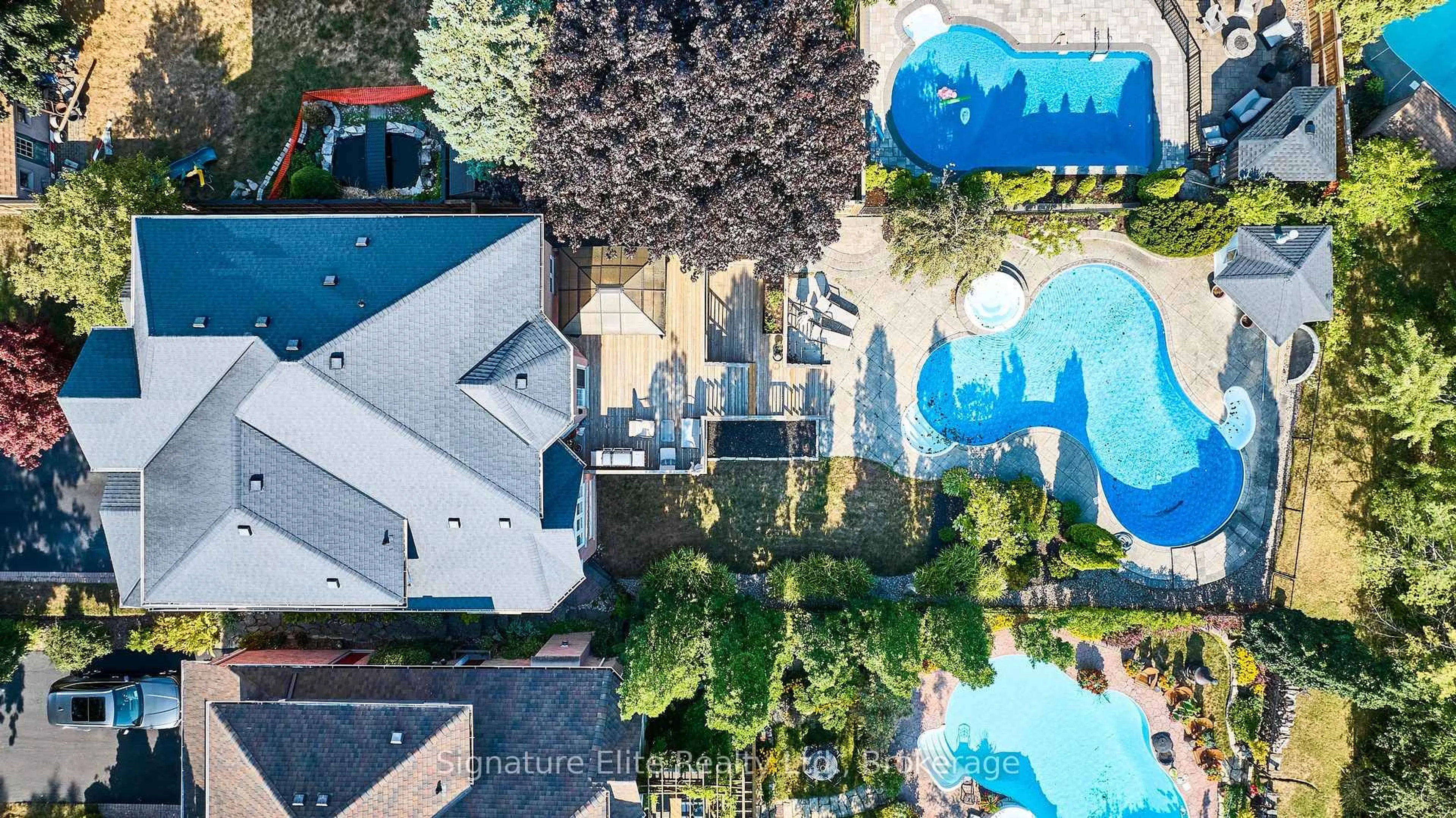 A pic from outside/outdoor area/front of a property/back of a property/a pic from drone, city buildings view from balcony for 51 Roan Dr, Whitby Ontario L1P 1P3