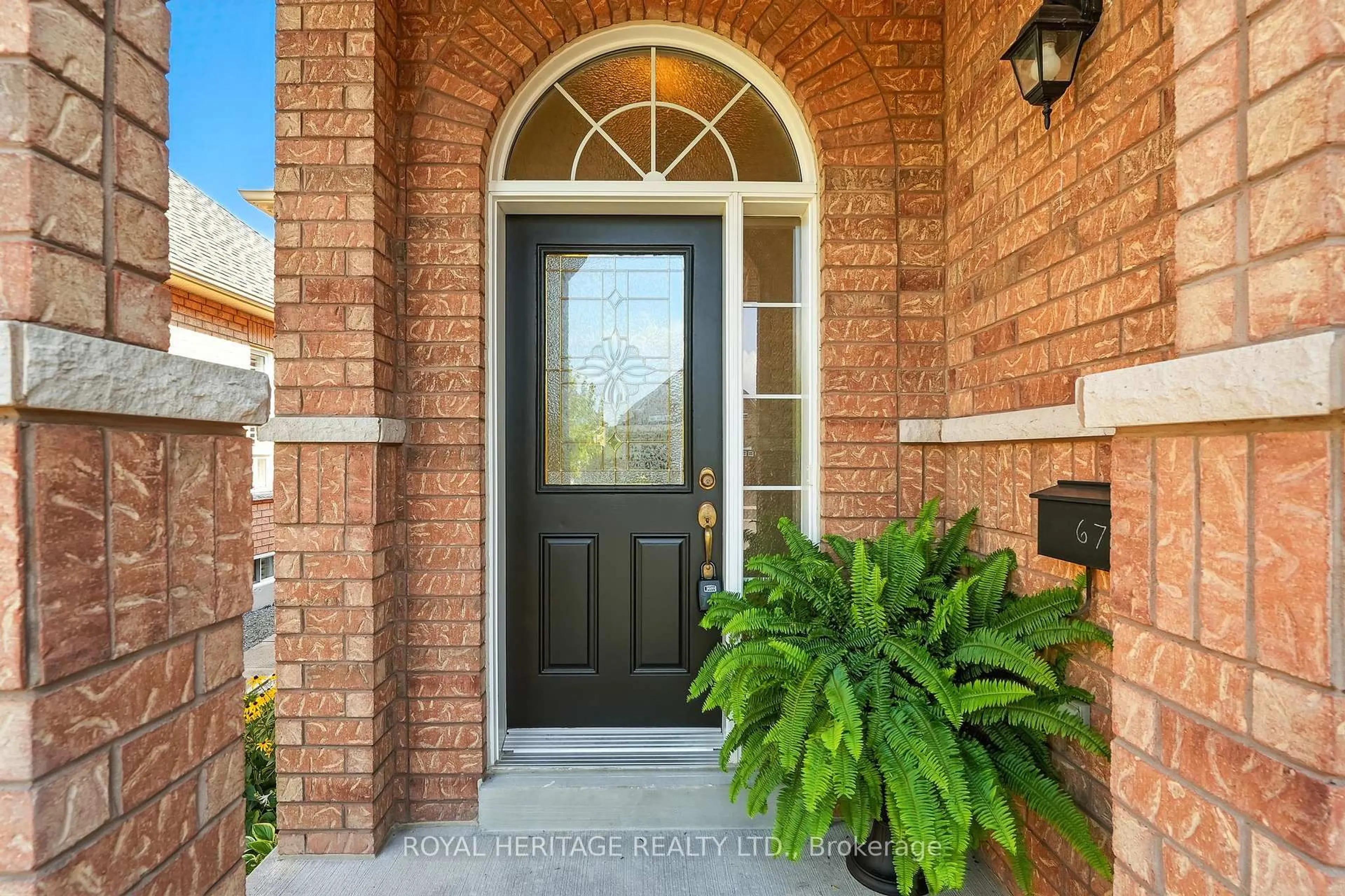 Indoor entryway for 67 Albert St, Clarington Ontario L1C 0A9