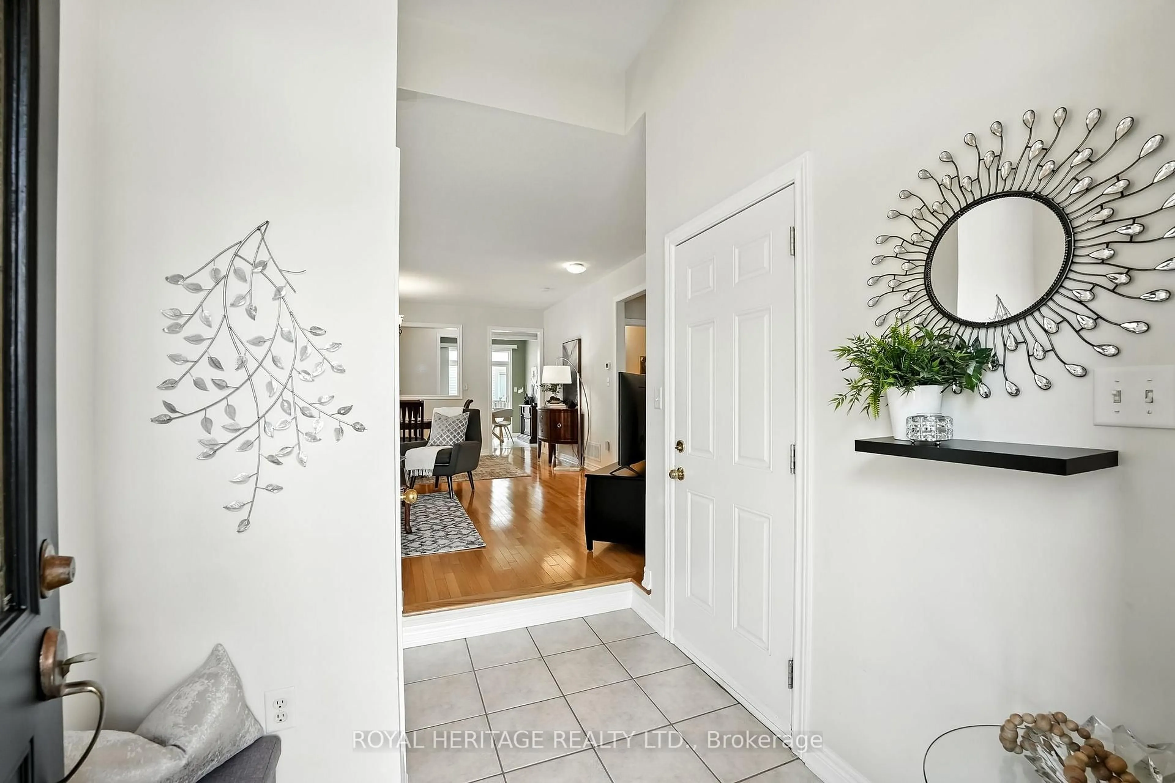 Indoor entryway for 67 Albert St, Clarington Ontario L1C 0A9