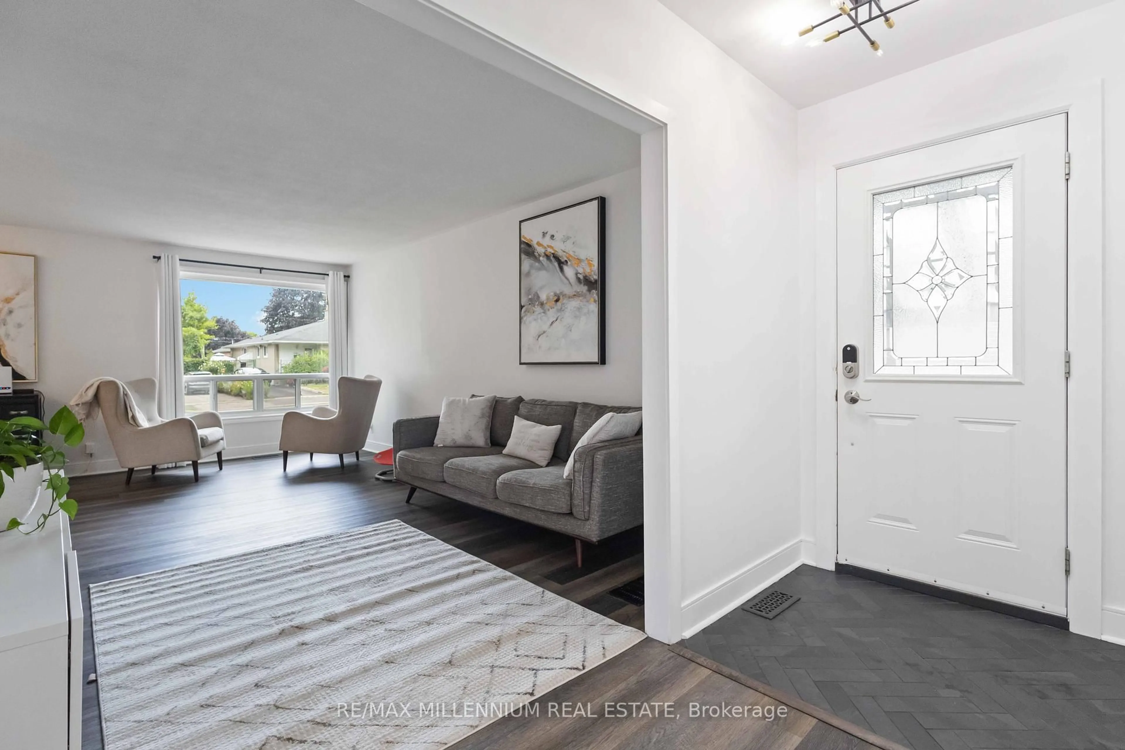 Indoor entryway for 1350 Tatra Dr, Pickering Ontario L1W 1K6