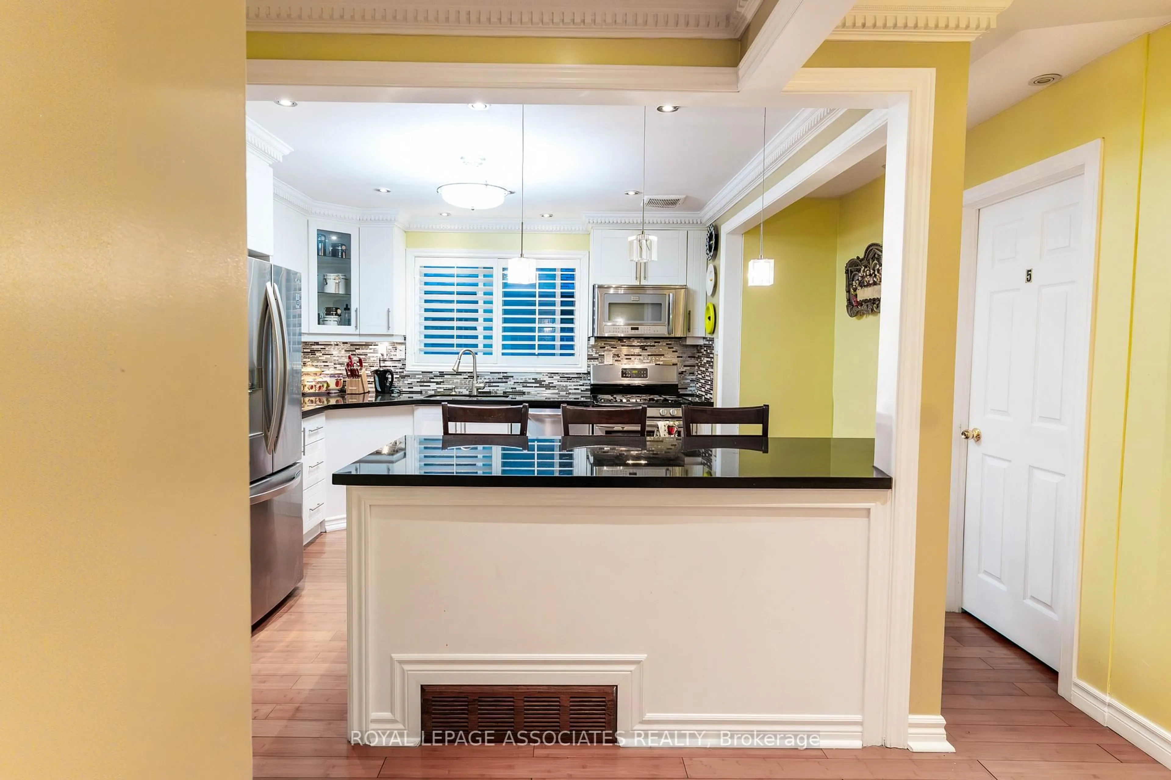 Open concept kitchen, ceramic/tile floor for 24 Hurley Cres, Toronto Ontario M1P 4H4