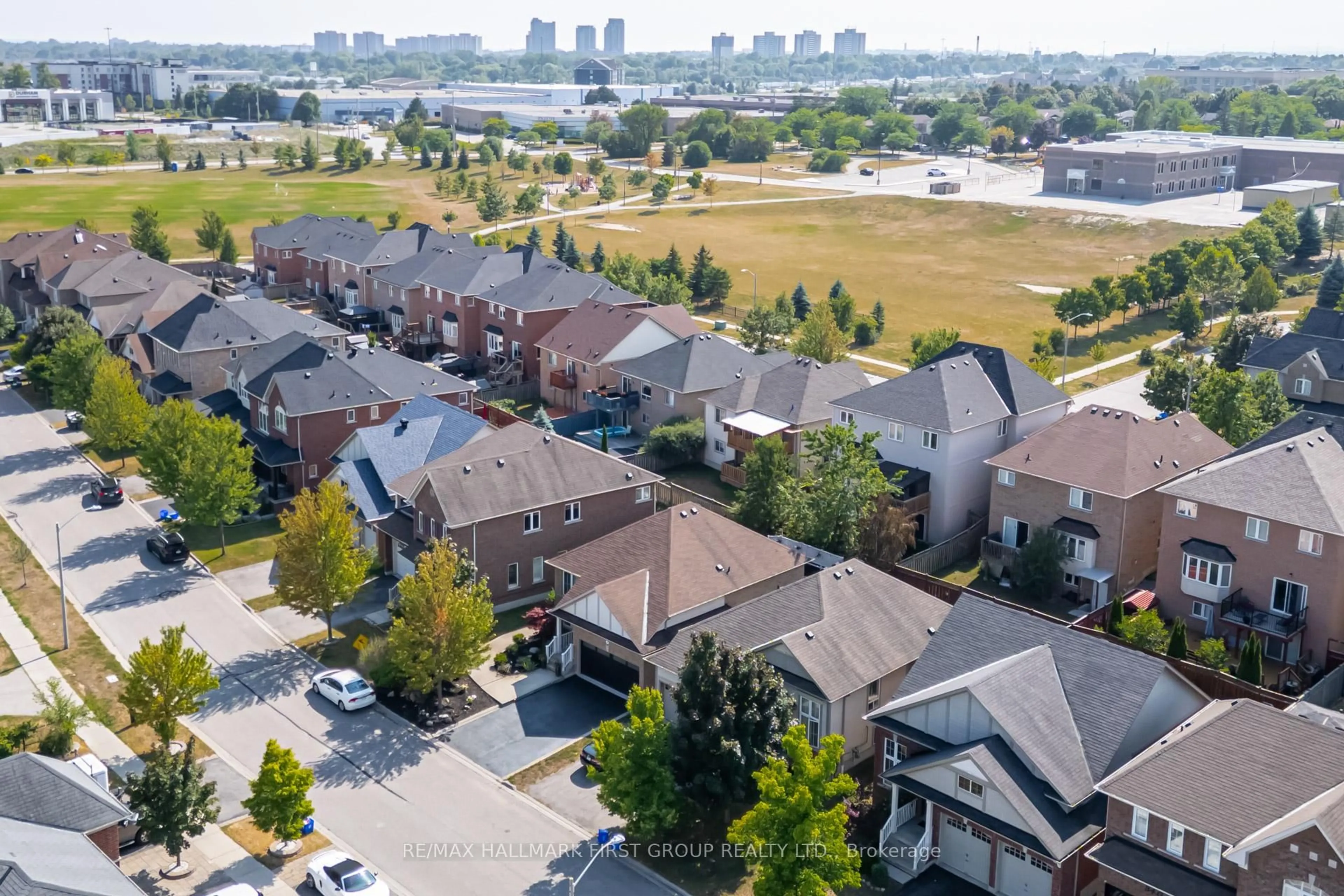 A pic from outside/outdoor area/front of a property/back of a property/a pic from drone, city buildings view from balcony for 40 Galea Dr, Ajax Ontario L1Z 0J7