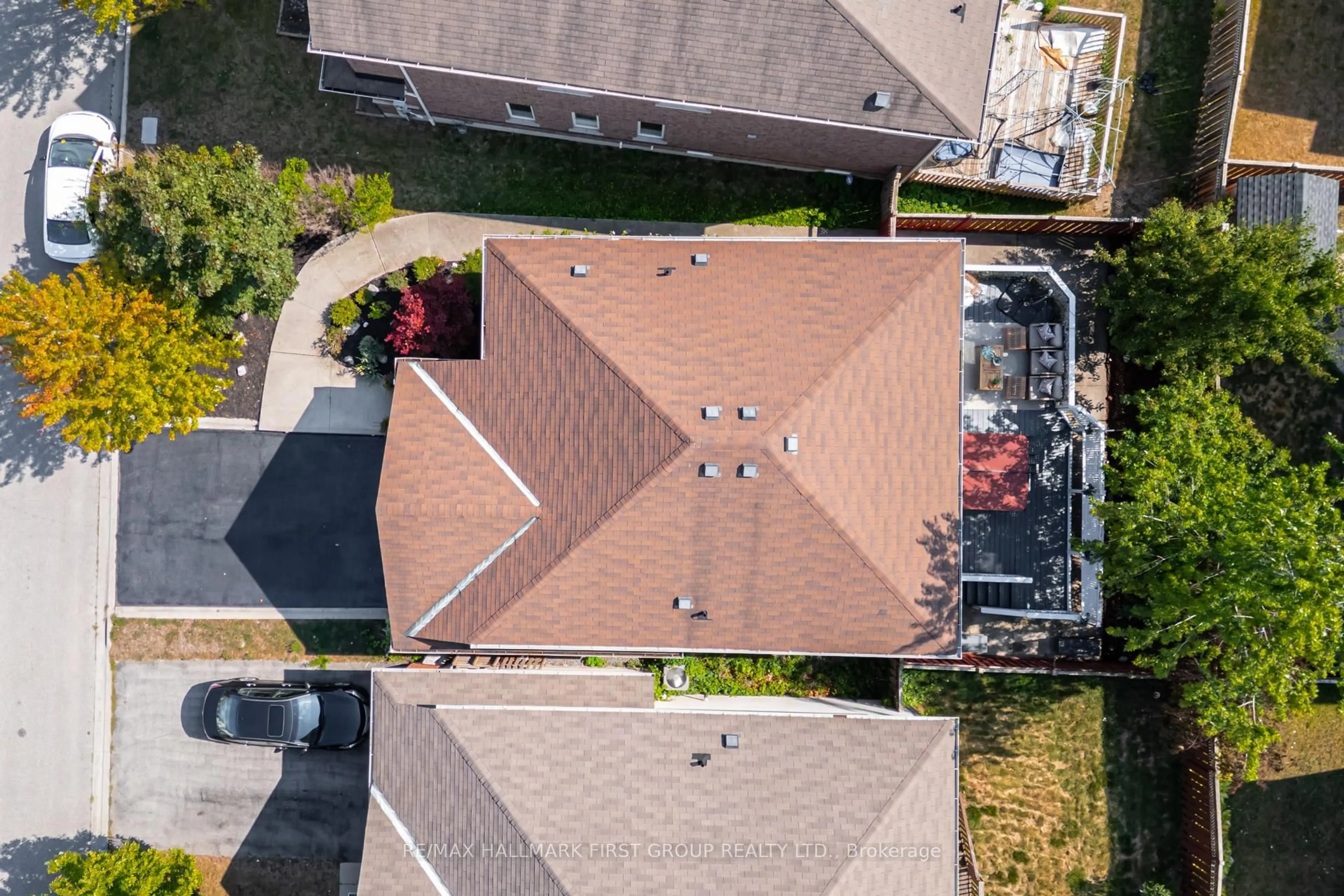 A pic from outside/outdoor area/front of a property/back of a property/a pic from drone, street for 40 Galea Dr, Ajax Ontario L1Z 0J7